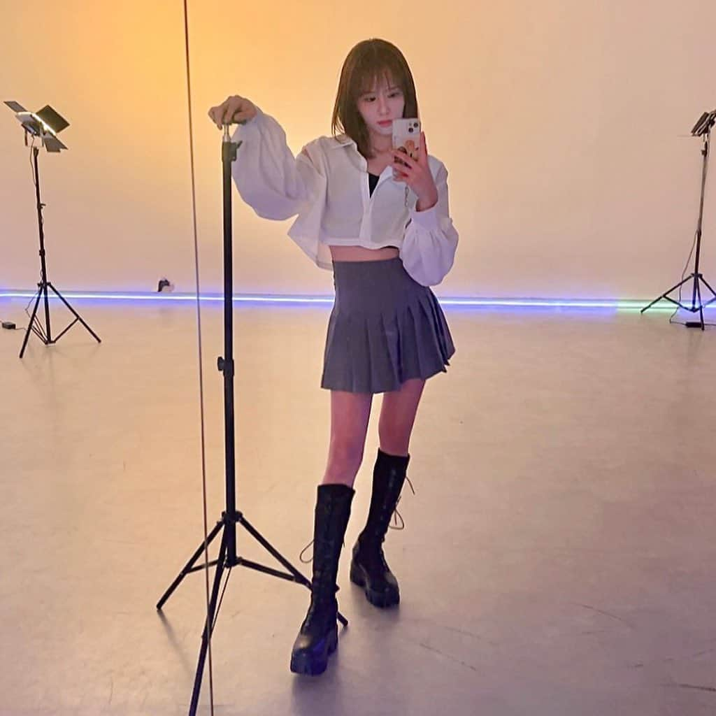 原望奈美さんのインスタグラム写真 - (原望奈美Instagram)「💃💃🎙️ ⁣ ⁣ ⁣ ⁣来週できたらですがダンスと弾き語りアップする予定でーす！ ⁣ ⁣ ⁣ ⁣ ⁣#ブーツコーデ #白シャツ #プリーツスカート #dance #dancechallenge #singing #ootd #fashion #全身コーデ #studio #camera #鏡越しの私の世界 #レンズ越しの私の世界 #makeup #selfie #camera #거울샷 #거울샷그램 #거울셀카 #전신샷 #패션 #데일리패션 #일상사진 #일상 #댄스타그램 #노래스타그램 #셀카 #데일리코디  ⁣ ⁣ ⁣ ⁣ ⁣ ⁣ ⁣ ⁣ ⁣ ⁣ ⁣ ⁣ ⁣ ⁣」6月6日 23時36分 - vo_nozomi