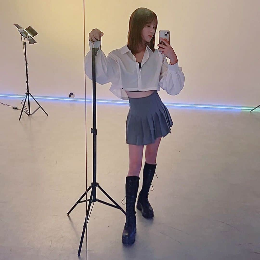 原望奈美さんのインスタグラム写真 - (原望奈美Instagram)「💃💃🎙️ ⁣ ⁣ ⁣ ⁣来週できたらですがダンスと弾き語りアップする予定でーす！ ⁣ ⁣ ⁣ ⁣ ⁣#ブーツコーデ #白シャツ #プリーツスカート #dance #dancechallenge #singing #ootd #fashion #全身コーデ #studio #camera #鏡越しの私の世界 #レンズ越しの私の世界 #makeup #selfie #camera #거울샷 #거울샷그램 #거울셀카 #전신샷 #패션 #데일리패션 #일상사진 #일상 #댄스타그램 #노래스타그램 #셀카 #데일리코디  ⁣ ⁣ ⁣ ⁣ ⁣ ⁣ ⁣ ⁣ ⁣ ⁣ ⁣ ⁣ ⁣ ⁣」6月6日 23時36分 - vo_nozomi