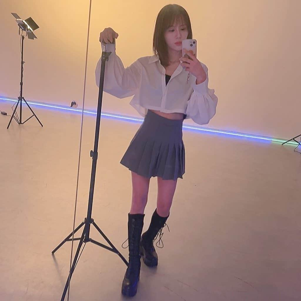 原望奈美さんのインスタグラム写真 - (原望奈美Instagram)「💃💃🎙️ ⁣ ⁣ ⁣ ⁣来週できたらですがダンスと弾き語りアップする予定でーす！ ⁣ ⁣ ⁣ ⁣ ⁣#ブーツコーデ #白シャツ #プリーツスカート #dance #dancechallenge #singing #ootd #fashion #全身コーデ #studio #camera #鏡越しの私の世界 #レンズ越しの私の世界 #makeup #selfie #camera #거울샷 #거울샷그램 #거울셀카 #전신샷 #패션 #데일리패션 #일상사진 #일상 #댄스타그램 #노래스타그램 #셀카 #데일리코디  ⁣ ⁣ ⁣ ⁣ ⁣ ⁣ ⁣ ⁣ ⁣ ⁣ ⁣ ⁣ ⁣ ⁣」6月6日 23時36分 - vo_nozomi