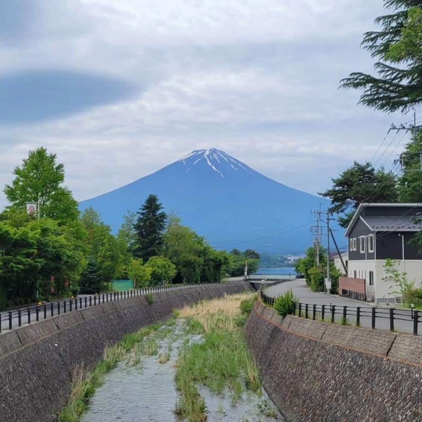 綾小路きみまろさんのインスタグラム写真 - (綾小路きみまろInstagram)「綾小路きみまろです。 今日も富士山🗻がいい感じ💗 この時期は過ごしやすい気候なので 畑仕事もはかどります👍️ 明日も良い日になりますように。 今日もお疲れさまでした🙏  #綾小路きみまろ #富士山 #河口湖」6月6日 23時36分 - ayanokojikimimaro_official