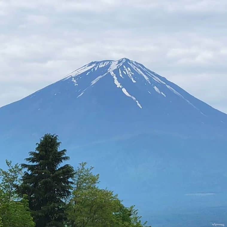 綾小路きみまろさんのインスタグラム写真 - (綾小路きみまろInstagram)「綾小路きみまろです。 今日も富士山🗻がいい感じ💗 この時期は過ごしやすい気候なので 畑仕事もはかどります👍️ 明日も良い日になりますように。 今日もお疲れさまでした🙏  #綾小路きみまろ #富士山 #河口湖」6月6日 23時36分 - ayanokojikimimaro_official