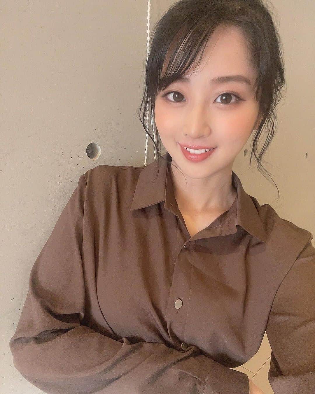 MAIのインスタグラム：「撮影の合間って時間が短くて 歯磨きができなことを多いんだけど ポーチにも入れやすくて、 すすぐだけで口臭ケア、さらにホワイトニングもできるマウスウォッシュ【キラハクレンズ】！  最近お外に出かける時は 持ち歩いてるよ〜☺️  美白3STEPで、歯の[汚れをごっそり洗浄]⇒[白さをチャージ]⇒[汚れの再付着を防いで美白コーディング] という至れり尽くせり感！！  お出かけ中にお手洗いで ささっとできるのは本当にありがたい🦷  #PR  #ホワイトニング　#口臭ケア　#白い歯」