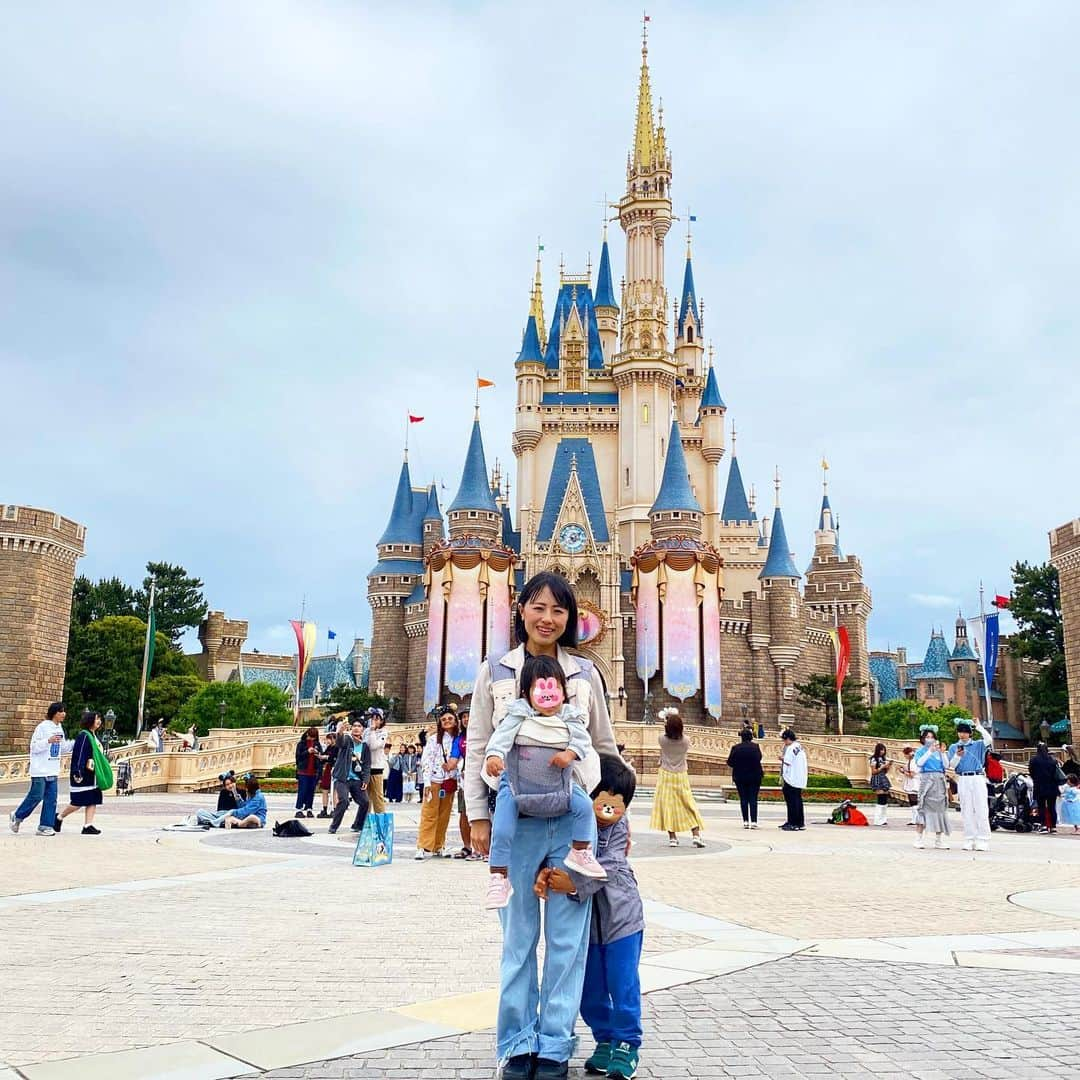 大西蘭さんのインスタグラム写真 - (大西蘭Instagram)「アラフォー美容法🌹  『体重を測らない』  今我が家には体重計がありません。  体重が軽い＝スタイルが良い ではないし、 健康維持に体重管理は必要ないと思ったから。  でも実は、最近までずっと体重を気にして生きてきました。  小学校４年生の頃、ぽっちゃり気味で、それをからかわれたことがあって、 そこからずっと自分の体型に自信がなかった。  だから30年間毎日体重を測って、体重を気にしていた。 体重が増えたら嫌な気分になったし、体重が減ったらそれだけで喜んでいました。  体重っていう数字に振り回されていたんですよね。  去年秋から、食生活を整え、植物性ミネラル、サプリやプロテインで補い、日用品を見直し、子どもと身体を動かし、しっかり睡眠をとることで、自然と痩せていきました。  昔から腰回りに脂肪が付きやすくて悩みだったけれど、気付いたら腰回りがスッキリしてた。  アラフォーで代謝が落ちているから痩せにくいはずだけど、 20代の頃より今の方が身体が軽いし、代謝が良い気がする🙌  いくつになっても身体は変えられるんだと実感✨  ｡.｡･.｡*ﾟ+｡｡.｡･.｡*ﾟ+｡｡.｡･.｡*ﾟ  🌿エッセンシャルオイルを使った美容液、美容クリーム作り🌿  ▽場所 富山市と東京（港区）のサロン  ▽開催日 リクエストで随時開催  ｡.｡･.｡*ﾟ+｡｡.｡･.｡*ﾟ+｡｡.｡･.｡*ﾟ  #ナチュラルスキンケア #手作り美容液 #手作り美容クリーム  #エッセンシャルオイル  #エッセンシャルオイルのある暮らし  #アロマ #アロマのある暮らし  #ドテラ #dōTERRA #オーガニックママ  #自然派ママ  #自然派ママさんと繋がりたい  #オーガニックライフ  #富山ママとつながりたい #富山ママと繋がりたい⁡ #富山ママ  #万年ダイエッター #万年ダイエッター卒業  #pr  @doterrajapan」6月6日 23時46分 - onishiran