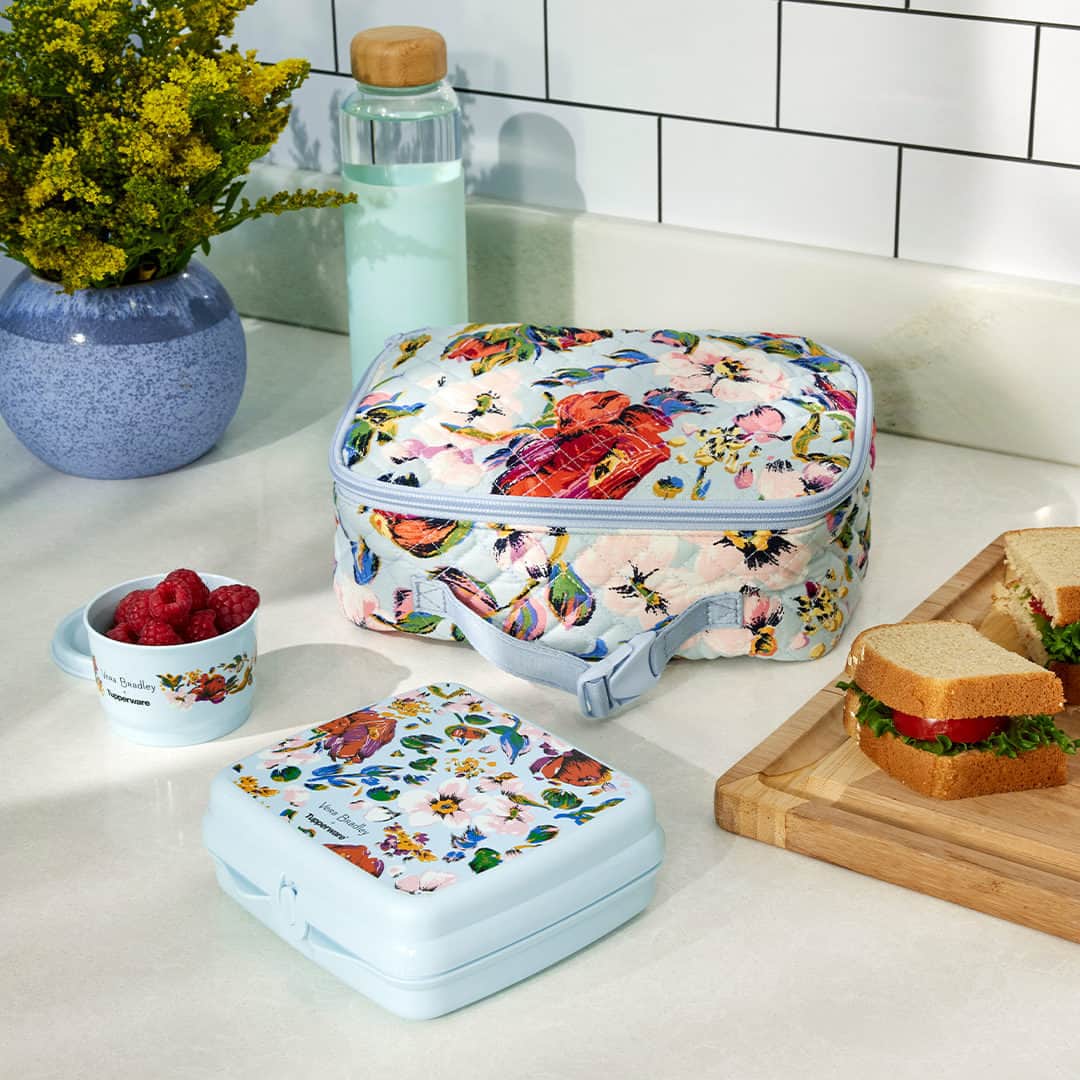 ヴェラブラッドリーのインスタグラム：「🥪🍎Vera Bradley X Tupperware® Giveaway! 🍎🥪  Lunch has never been so much fun! Enter for your chance to win your favorite Vera Bradley lunch bag and @tupperwareusca set!   1. Follow @verabradley and @tupperwareusca 2. Like both posts 3. Tag two friends with your favorite packable lunch!  ✨BONUS✨ Comment 🍪 on our last 3 posts!  Giveaway closes midnight EDT 6/8 and one winner will be notified via DM from Vera Bradley's verified account. US only. Must be 18 or older to enter. This giveaway is not associated with Instagram.  Head over to verabradley.com for official rules. Tupperware® is not a sponsor of this promotion.  #verabradley #giveaway #tupperware」