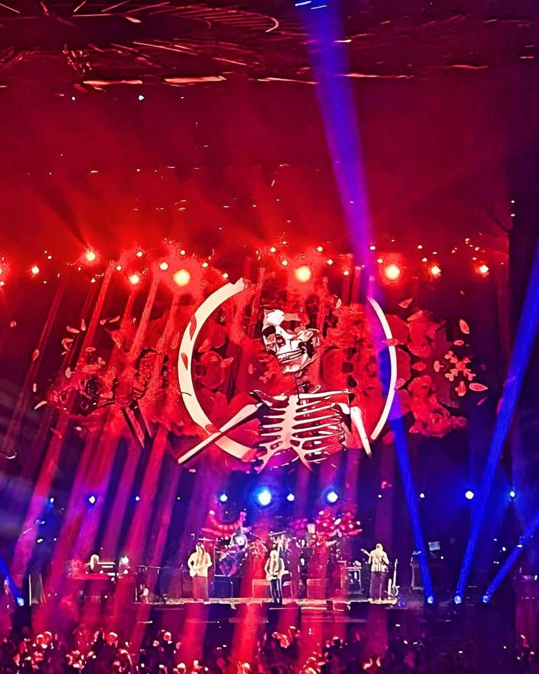 辻井美香さんのインスタグラム写真 - (辻井美香Instagram)「Dead & Company live at The Kia Forum😘  @deadandcompany  @gratefuldead   アメリカ🇺🇸に来て、1番に好きになったバンドDead & Company! 今まで何回もライブ行ったし、コピーバンドのライブも行った。　  "Final" ツアー。誰も来年のことなんて分からない。 来年もあるかも知れないし、ないかもしれない😛  今回の会場はForum！音がすごくいい、私の好きなコンサート会場。ロケーションは、治安の良くないと言われるイングルウッドにあるんだけど... 隣にSoFiスタジアムができてから、再開発が行われてて割と行きやすくなったよ😊といっても、夜中に歩くのは怖いけど... なんなら、昼間もまだ怖いけど。ダウンタウンとは違った怖さあるよね?  📍 The Kia Forum  〠3900 W Manchester Blvd, Inglewood, CA 90305  💻 thekiaforum.com」6月6日 23時55分 - tsujii_yoshika