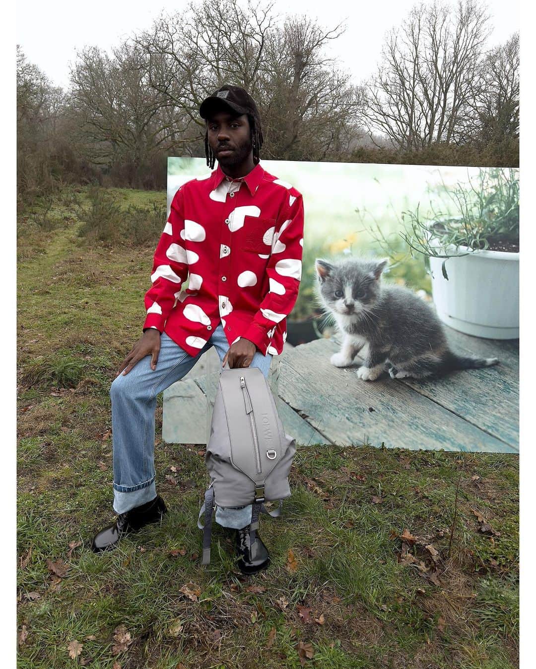 LVMHのインスタグラム：「@loewe presents the Fall Winter 2023 precollection campaign.    A new iteration of the house's ongoing collaboration with Juergen Teller, documenting the community of artists and creatives that gathers around Loewe.    A play on the real and the depicted, the images contain other images: pictures from Juergen Teller’s own archive, blown up on large supports and used as backdrops.   Photography @juergentellerstudio  Creative direction @jonathan.anderson  Creative partner @doviledrizyte  Styling @benjaminbruno_  Production @holmesproduction    #LVMH #Loewe #LoeweFW23」