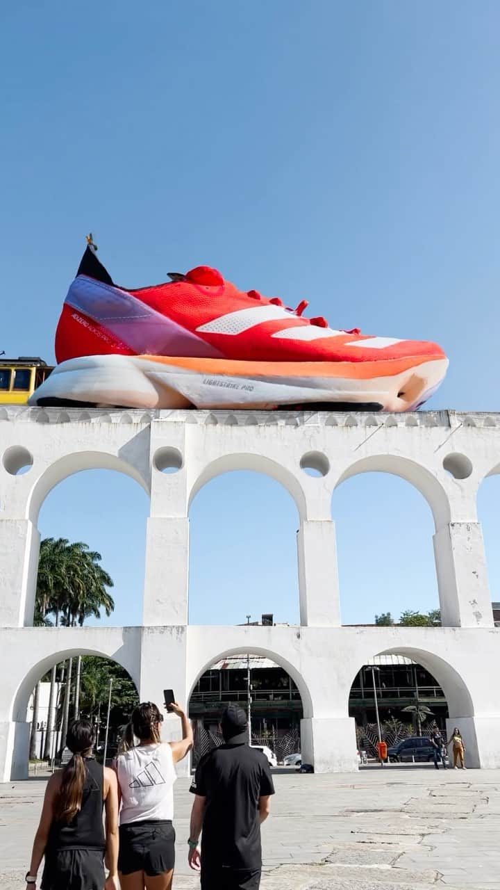 のインスタグラム：「A família #Adizero já desembarcou no Rio para a @maratonadoriooficial! 👟🚋⚡  ____  #Adizero family has already landed in Rio for @maratonadoriooficial! 👟🚋⚡」