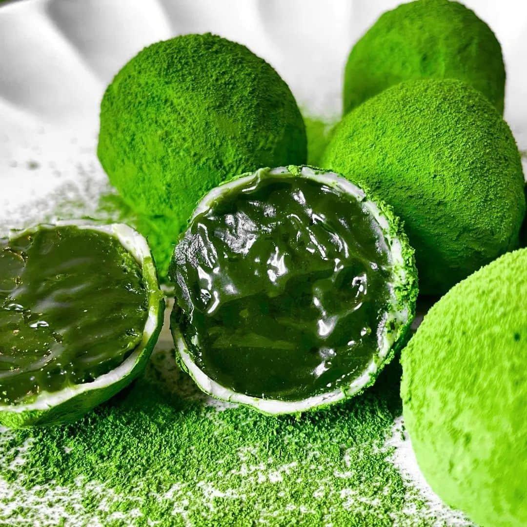 Matchæologist®さんのインスタグラム写真 - (Matchæologist®Instagram)「Calling all #MatchaLovers — 👋 you’re in for a treat with these #Matcha #Truffles captured by @matchakochan | @senkien.jp. 😍 They definitely look almost TOO good to eat! . Adding #Matcha to your culinary creations is a great way to integrate a depth of flavour and a vibrant green colour to your homemade treats!  . For premium-quality artisanal matcha 🍵, please visit Matchaeologist.com. . 👉 Click our bio link @Matchaeologist . Matchæologist® #Matchaeologist Matchaeologist.com」6月7日 0時05分 - matchaeologist