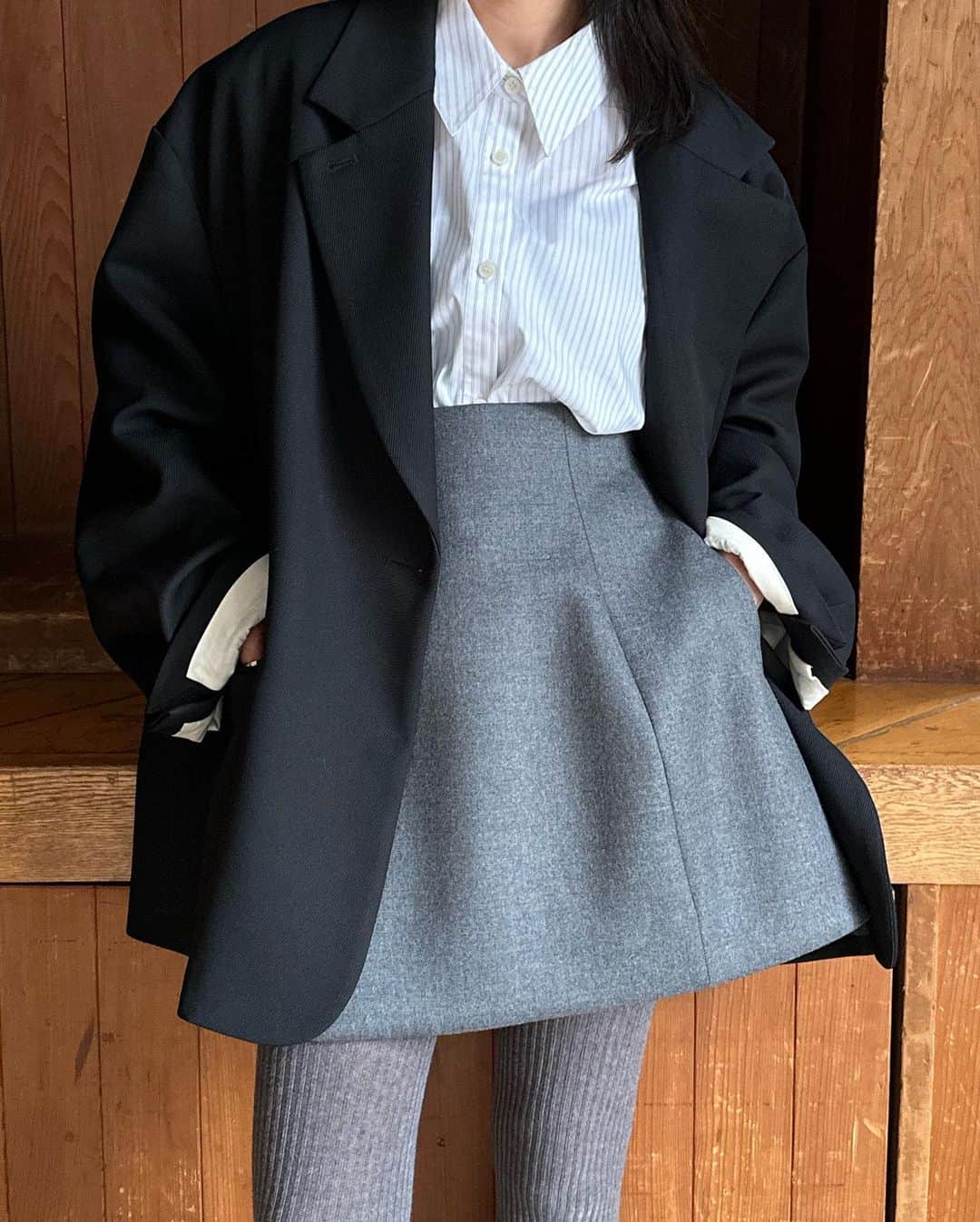 松本恵奈さんのインスタグラム写真 - (松本恵奈Instagram)「こんばんは。お気に入りのJKとミニスカートのスタイリングです♡ シルエットが最高に可愛いのでボタンを開けてさっと羽織るだけでも素敵な雰囲気で着て頂けます♡  袖は腕を通しやすいように滑らかな裏地を使い袖口には折り返した時にコットンの裏地がチラッと見えるように切り替えています。  早く欲しすぎるー♡ #clane #clane23awpreorder」6月6日 23時57分 - ena1123