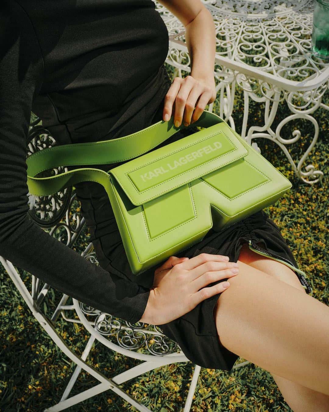 カールラガーフェルドさんのインスタグラム写真 - (カールラガーフェルドInstagram)「With the ICON/K bag in pear green, any look becomes a summer stunner. #KARLLAGERFELD」6月7日 0時05分 - karllagerfeld