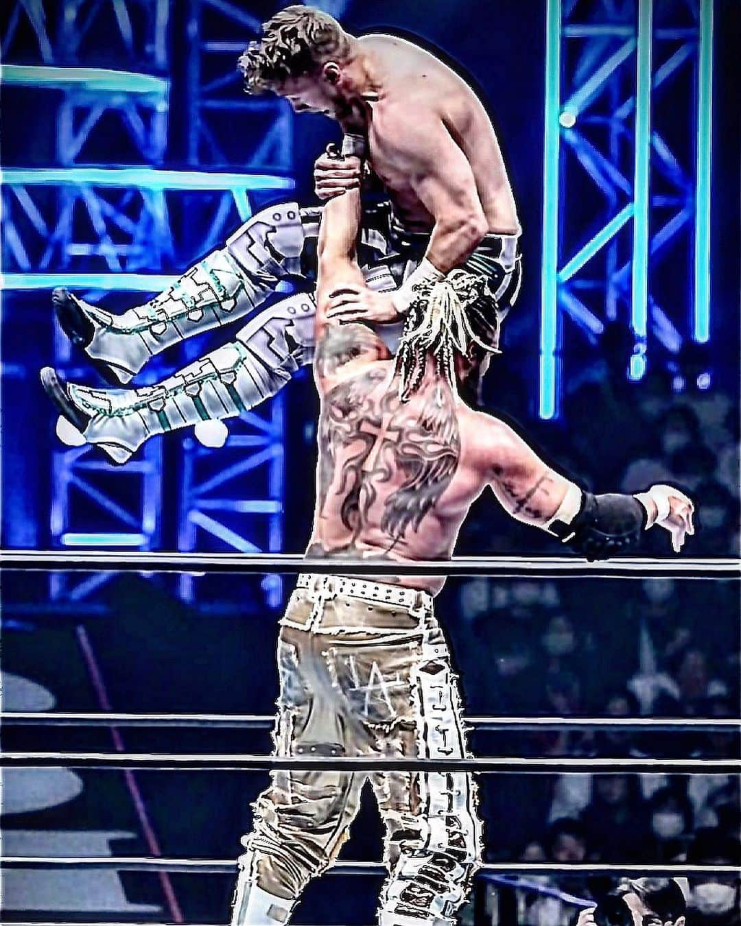 ランス・アーチャーのインスタグラム：「Fly young man FLY!   #murderhawkmonster #lancearcher #njpw #chokeslam」