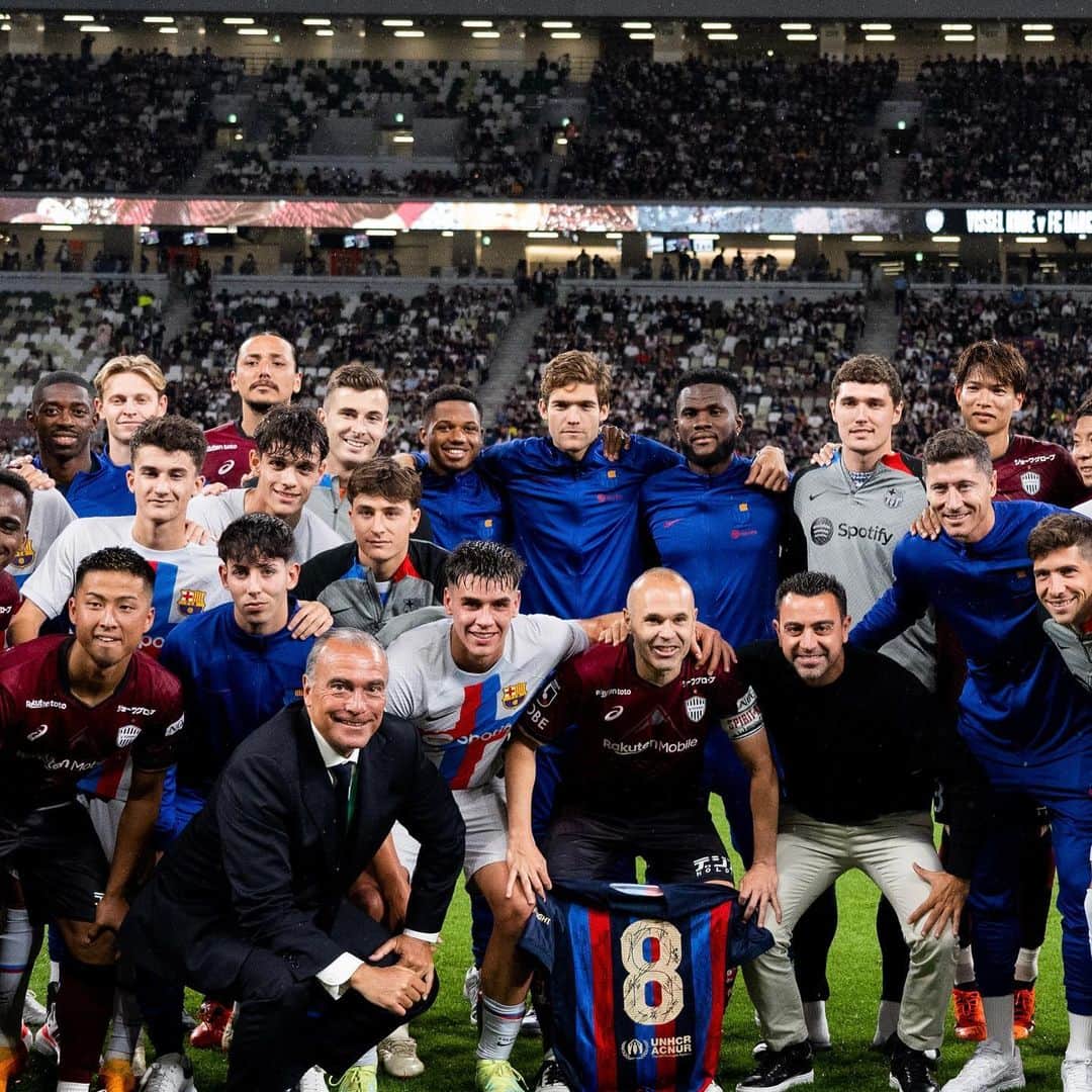 マルコス・アロンソ・メンドーサのインスタグラム：「Arigato Japón! 🇯🇵   Y enhorabuena @andresiniesta8 . Te deseo lo mejor en tu siguiente etapa!!   Força Barça 💪🏼🔵🔴  #marcosalonso」