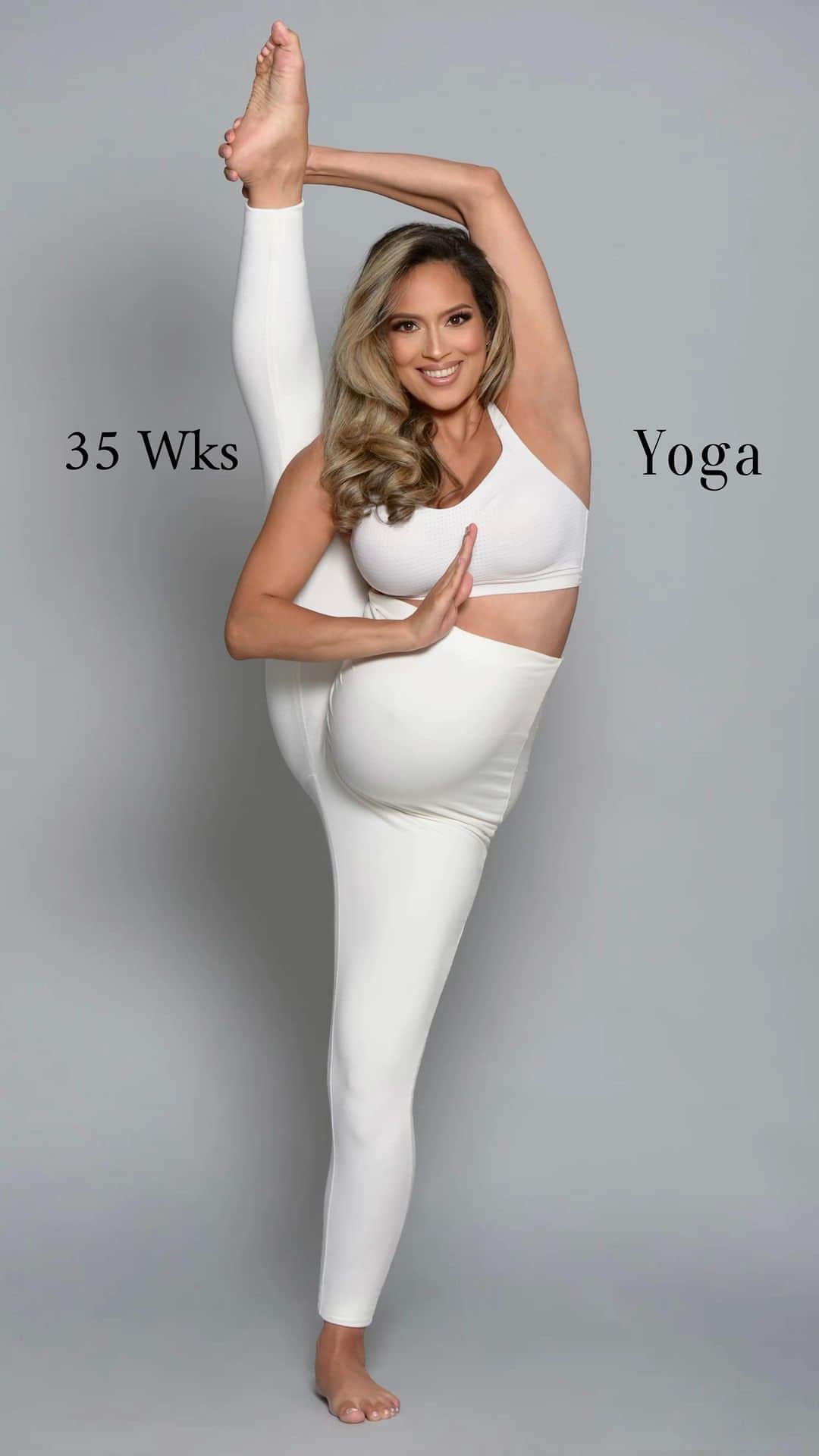 Sarah Mundoのインスタグラム：「Flexibility and balance is possible during pregnancy 🧘‍♀️ Benefits of yoga during pregnancy:  -regulates digestion = preventing discomfort -supports stability and strength with growing belly preventing sciatica -speeds recovery 😉  Can’t wait to share my pre-natal yoga to support the wellness and attunement of the pregnant body.  #prenatalyoga #pregnancysession #fitmom #yoga」