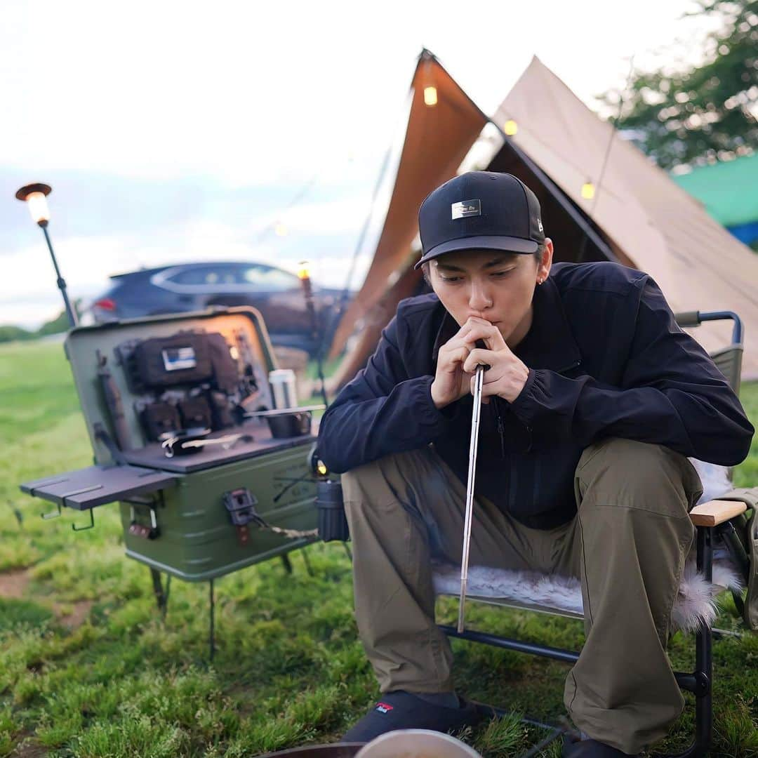 鍵本輝さんのインスタグラム写真 - (鍵本輝Instagram)「久しぶりのキャンプ🏕️ しかも急遽前日に決まったという。笑 サプライズ的お誘いでDA PUMPのTOMOくんと行ってきました！！ いつか行けるかなと思って、ギアのカスタムをしてて良かったです。 初お披露目のミリタリー仕様にカスタムしたコンテナボックスで、より自分好みの世界観でキャンプをする。 漢のロマンですわ！！ この日はサムギョプサル、天ぷら、アヒージョ、すき焼きのフルコースでTOMOくんが作るキャンプ飯に胃袋を掴まれました🔥 TOMOくんのギアたちも素敵なものがたくさんで刺激的でした。  #キャンプ #漢キャンプ #ギア#カスタム #RisingOutdoorClub #まだメンバーは2人🏕️ #カスタムコンテナ」6月7日 0時03分 - lead_akira