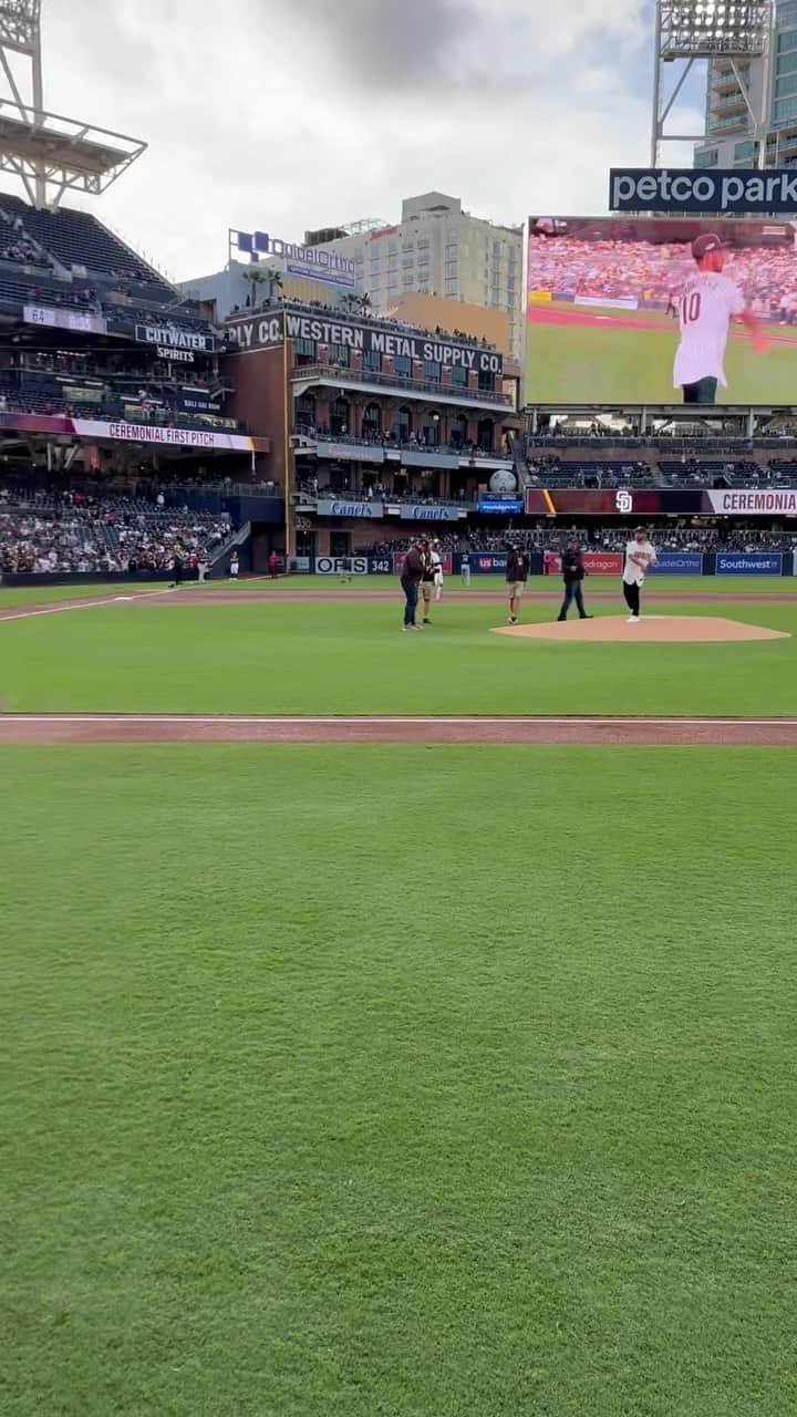 ザンダー・シャウフェレのインスタグラム：「@xanderschauffele’s first pitch at the Padres game ⚾️ The result? Just as his caddie @austin_kaiser predicted.」