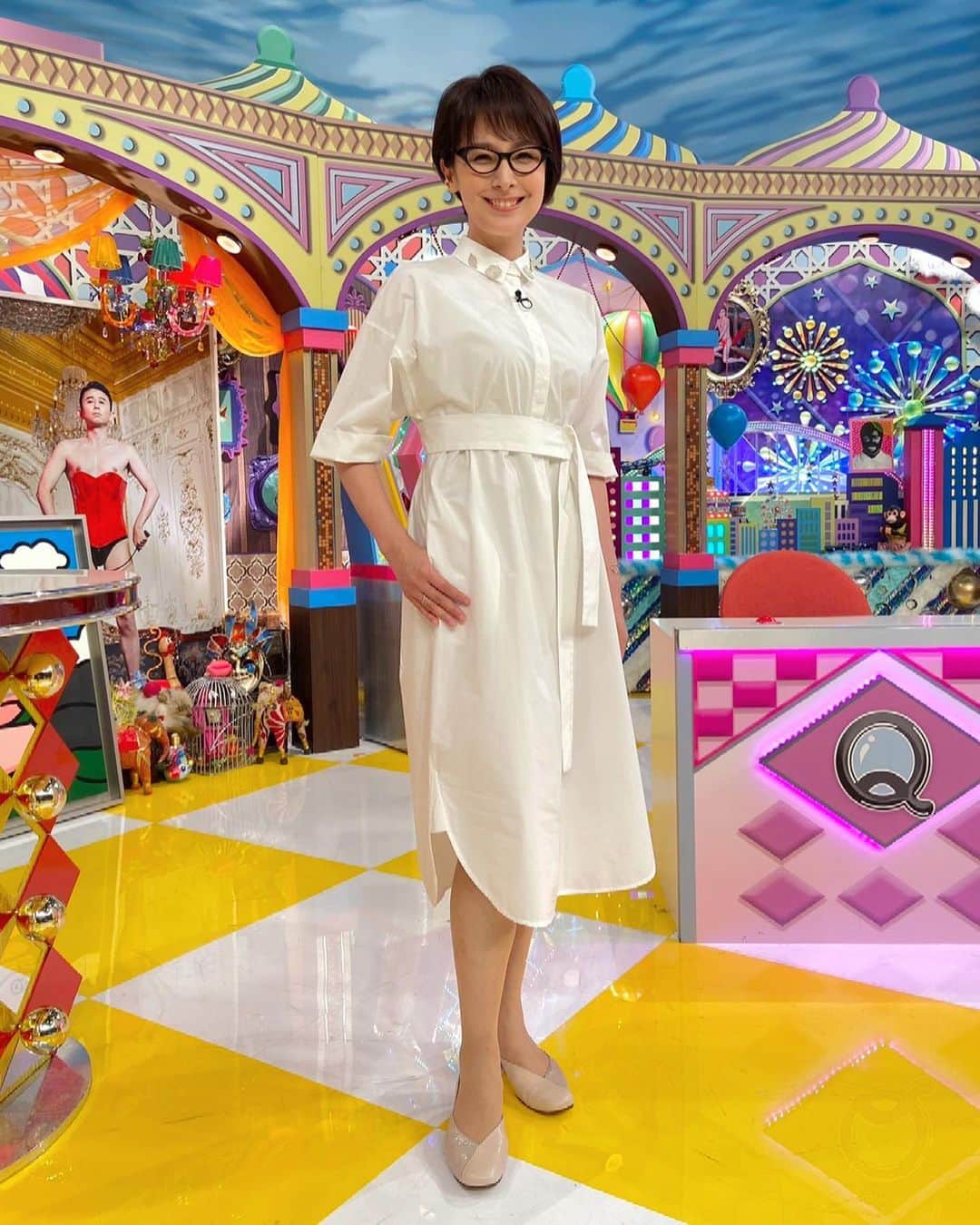 野村真季のインスタグラム：「#有吉クイズ   6/6放送分 着用衣装 ＊Tverで見られます！ 逗子、葉山、鎌倉…巡りたくなります。 衣装はタグにて。 4枚目、シャツワンピースに脱着可能な襟が付いているのですが、 後ろには♡  #テレビ朝日 #アナウンサー #野村真季 #野村アナ」