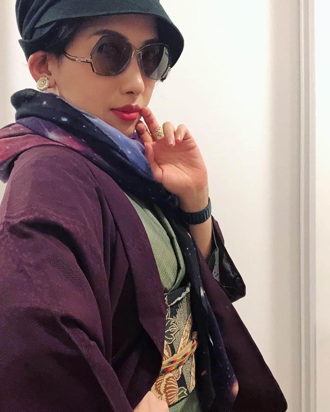 岡田育さんのインスタグラム写真 - (岡田育Instagram)「After binge-watched 80s movie series “Yakuza Ladies” (the last pic)… #yakuzawives #yakuzaladies  #shimaiwashita #極妻 . おう、ワテや。『 #極道の妻たち 』の観過ぎで襟合わせがこない深うなってしもうたわ。ここまで開けるなら首元にネックレス必須やな。舎利になっても行く道行かなあかんで。ナメた口きいとったら殺すど。 . 単衣の紬に夏羽織、まだ寒かったのでNASA柄ストールと @terre_hat の帽子、鞠柄の帯で銀座結び修行中、まだヨレヨレ。極妻三部作の岩下志麻と十朱幸代と三田佳子、みんな40代前半つまり今の私と同じくらいなんですよね……いやぁ勉強になりました。己に足りない凄味は全部 @good.old.opticians の #カザール に補ってもらった。 .  #👘🔰 #着物修行中 #着物好き #着物コーディネート #着物でお出かけ #古着物 #着物散策 #小紋コーデ  #kimonoasdress #kimonostyle #kimonofashion #recyclekimono  #kimonolook #kimonolovers #casualkimono #kimonowithshorthair #kimonoandshoes」6月7日 9時31分 - okadaic