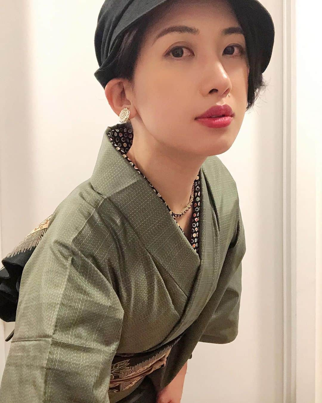 岡田育さんのインスタグラム写真 - (岡田育Instagram)「After binge-watched 80s movie series “Yakuza Ladies” (the last pic)… #yakuzawives #yakuzaladies  #shimaiwashita #極妻 . おう、ワテや。『 #極道の妻たち 』の観過ぎで襟合わせがこない深うなってしもうたわ。ここまで開けるなら首元にネックレス必須やな。舎利になっても行く道行かなあかんで。ナメた口きいとったら殺すど。 . 単衣の紬に夏羽織、まだ寒かったのでNASA柄ストールと @terre_hat の帽子、鞠柄の帯で銀座結び修行中、まだヨレヨレ。極妻三部作の岩下志麻と十朱幸代と三田佳子、みんな40代前半つまり今の私と同じくらいなんですよね……いやぁ勉強になりました。己に足りない凄味は全部 @good.old.opticians の #カザール に補ってもらった。 .  #👘🔰 #着物修行中 #着物好き #着物コーディネート #着物でお出かけ #古着物 #着物散策 #小紋コーデ  #kimonoasdress #kimonostyle #kimonofashion #recyclekimono  #kimonolook #kimonolovers #casualkimono #kimonowithshorthair #kimonoandshoes」6月7日 9時31分 - okadaic