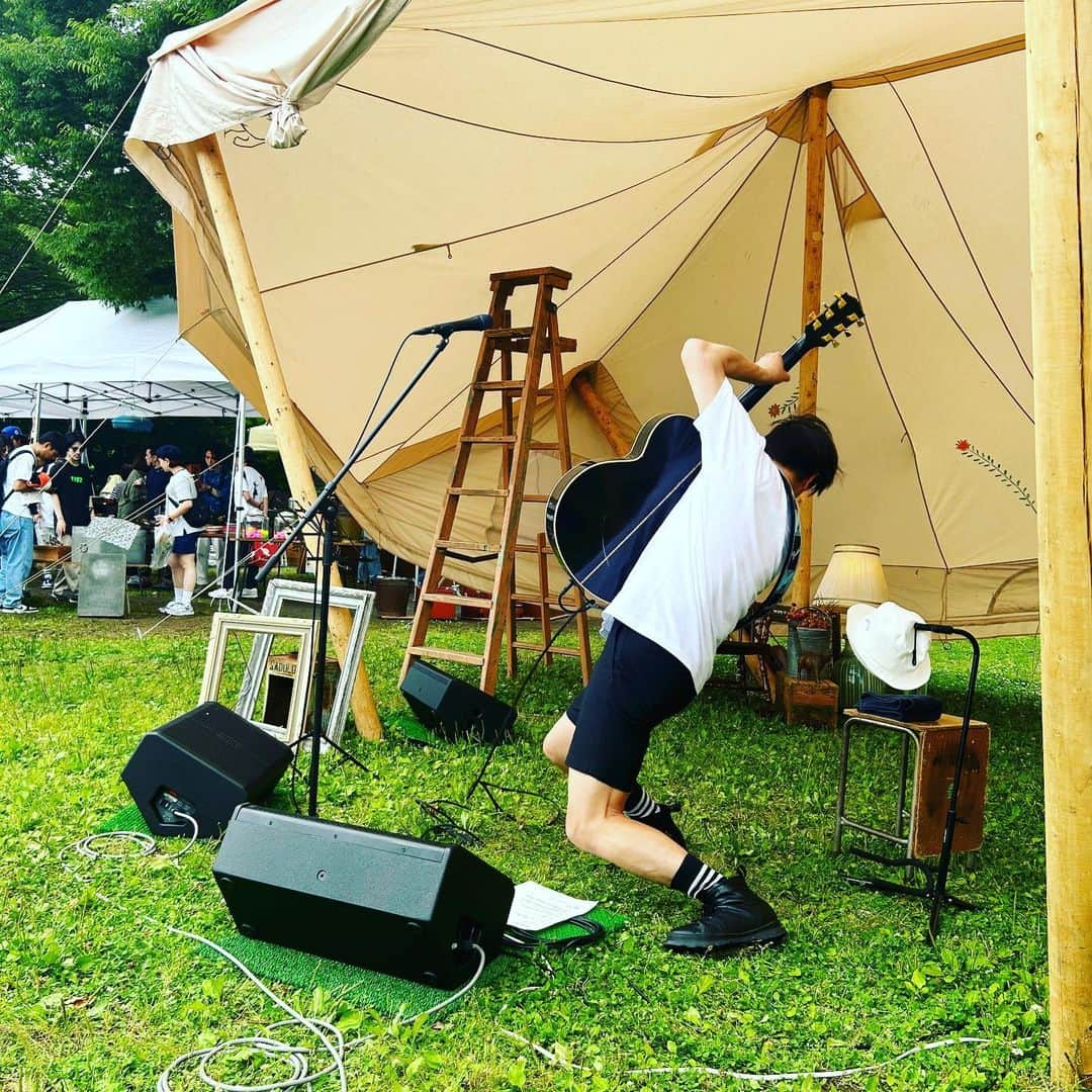 カジヒデキさんのインスタグラム写真 - (カジヒデキInstagram)「改めて、東京蚤の市でのライブを見て下さった皆さん、ありがとうございました！蚤の市では久しぶりに一人スタイルでしたが、後半は2曲カラオケで演ったのでお客さんの方までダッシュしたり😊ハンドマイクで動く事が出来て楽しかったです！物販のサイン会も含めお客さんの雰囲気がとても温かくて、その事に大感動✨そして毎回、音楽ステージなどを担当されている藤井さんの献身的なご対応と優しさにも感動✨東京蚤の市のスタッフの皆様、本当にお疲れ様でした！ありがとうございました🌈ぜひ次回もよろしくお願いいたします。  ＊写真に写り込んでしまった皆様、すみません。。  6/4 セットリストです！  1. ピーナッツ 2. 甘い恋人 3. ヒーローは君と僕 4. ランブラーでランデブー 5. 水飛沫とファンファーレ 6. DREAMS NEVER END (Karaoke)  7. SUMMER SUNDAY SMILE (Karaoke) 8. LA BOUM encore  君のハートのナチュラル  #東京蚤の市 #立川 #昭和記念公園  #カジヒデキ #手紙社」6月7日 9時42分 - hideki_kaji