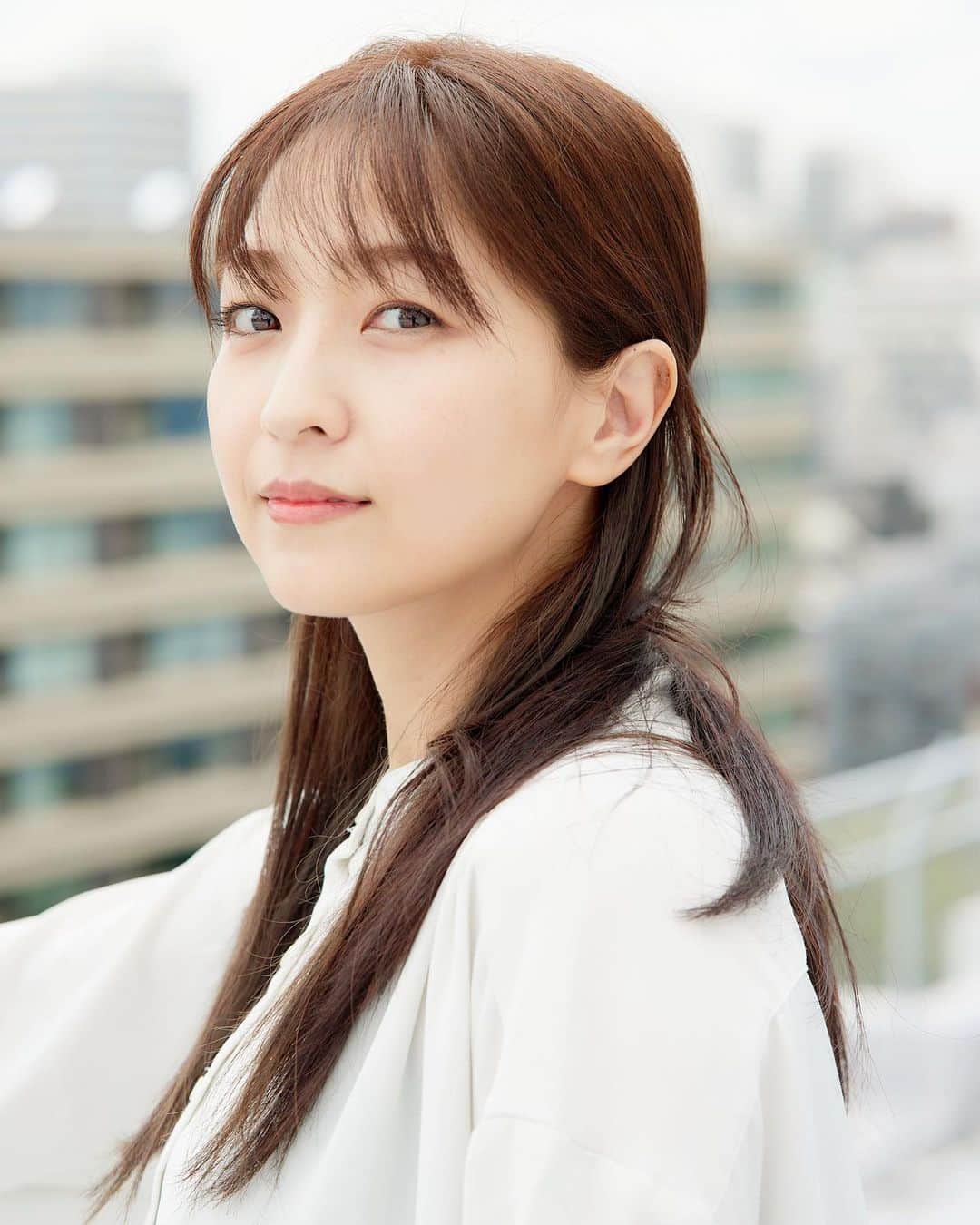 平田裕香のインスタグラム：「素敵な宣材写真を撮っていただきました。  自分の名刺がわりとなるプロフィール写真。 それが自分の自信につながるものでありたいと思うとなかなか新しくすることに踏み出せなかったのですが、 この人なら！と自分からオファーをして撮っていただきました。  肩ひじ張らず、等身大の平田裕香。 嬉しいな。 勇気を持てるお写真だ。  PHOTOGRAPHER 山口明宏　@yamaguchi_akihiro」