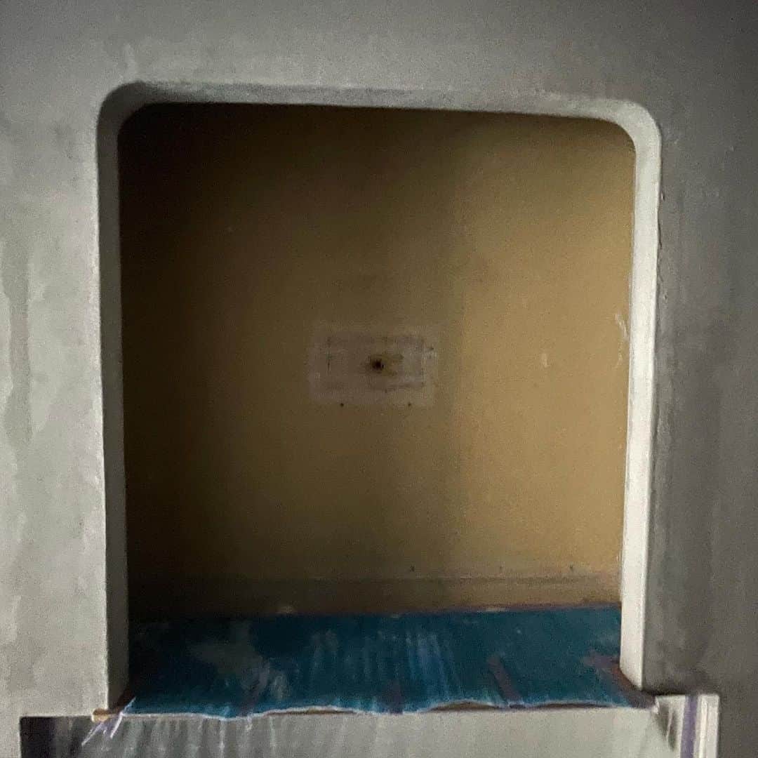 行正り香さんのインスタグラム写真 - (行正り香Instagram)「インテリアのお仕事in京都。天井が仕上がり、壁の下塗りが終わりました。今度は和を生かしたデザインです。真鍮などを入れて、デンマークのテーブルや照明器具の合う空間を作っています。#京都匠 #田中昭義左官 #京都の職人さんたちとのお仕事、学びがたくさんです。#行正り香のインテリア #講談社」6月7日 9時42分 - rikayukimasa