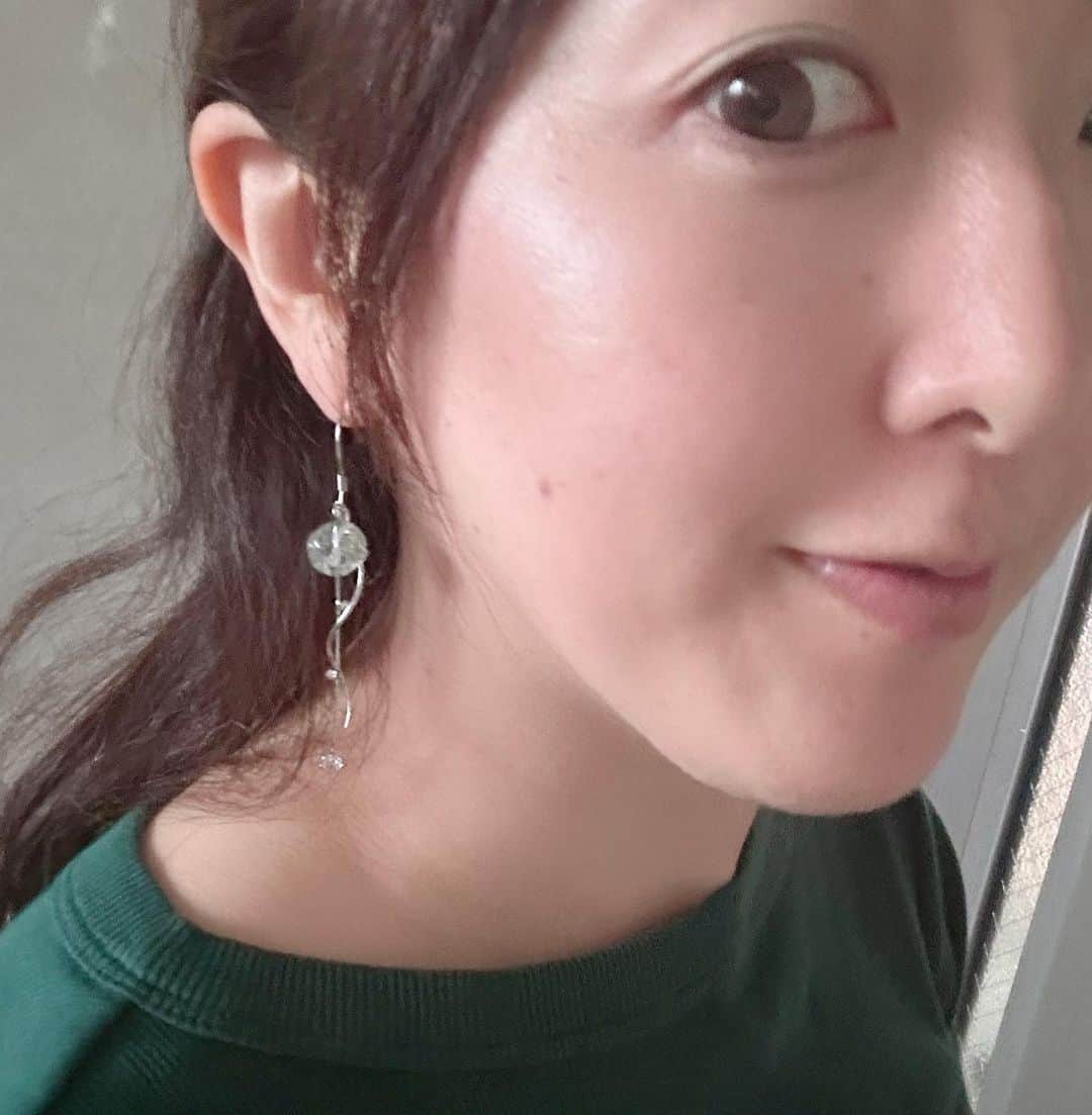 前田真里のインスタグラム：「グッモ❣️ 朝から蒸し暑いですね〜  フォローさん、お元気ですか  おかげさまで、めまぐるしい 充実の毎日をすごせています🍀  @futaride_tukuru_takaramono さんの 涼しげなピアスをつけて 癒されています♪  ロケいってきます🎥🌟」