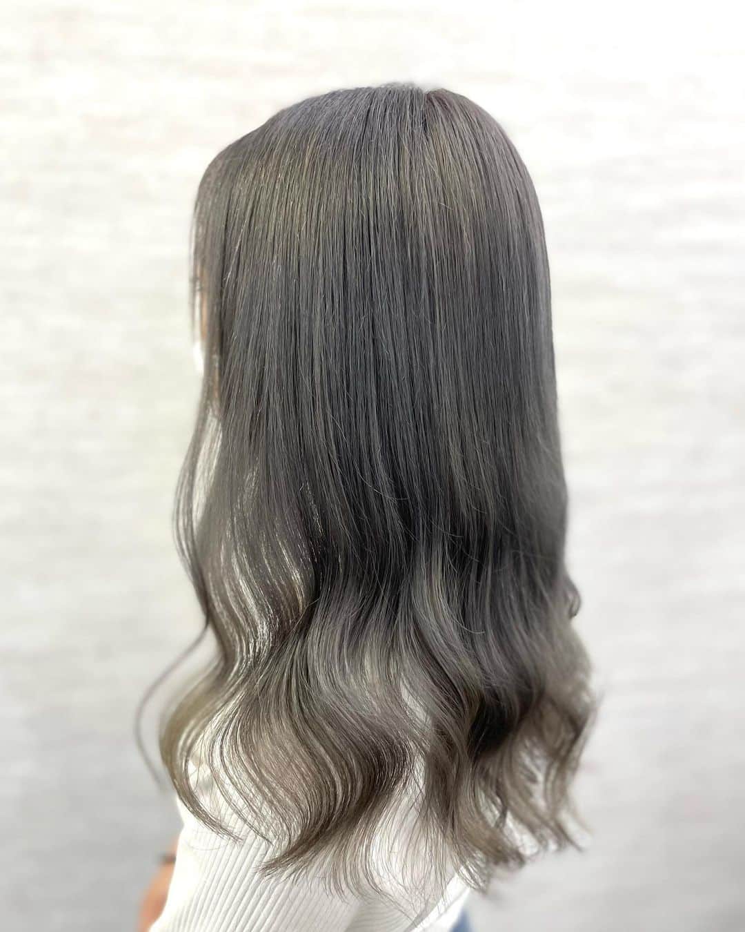 salon PRATiNO(サロンプラチノ)のインスタグラム：「. シルバーアッシュカラー🍋 これからの時期にぴったりのハイトーンカラー🫧  . . .  #hair#pratino#clavis#ハイトーン#韓国ヘア#デジパ#縮毛矯正#名古屋美容院#栄美容院#ショートカット#ウルフカット#透明感カラー#クラビス#酸熱トリートメント#ダメージ毛#ヘアサロン#女性スタッフのみ#初めてのブリーチ#白髪染め#ペールカラー#エクステ#シールエクステ#ヘアメ#アイブロウ#メンズアイブロウ#メイク#ファイバープレックス#スタッフ募集」