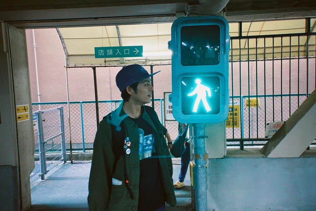永田崇人のインスタグラム：「青信号とワタシ  たまたますごく低いところにある歩行者用信号を見つけて、撮ってもらいました。＠松本」