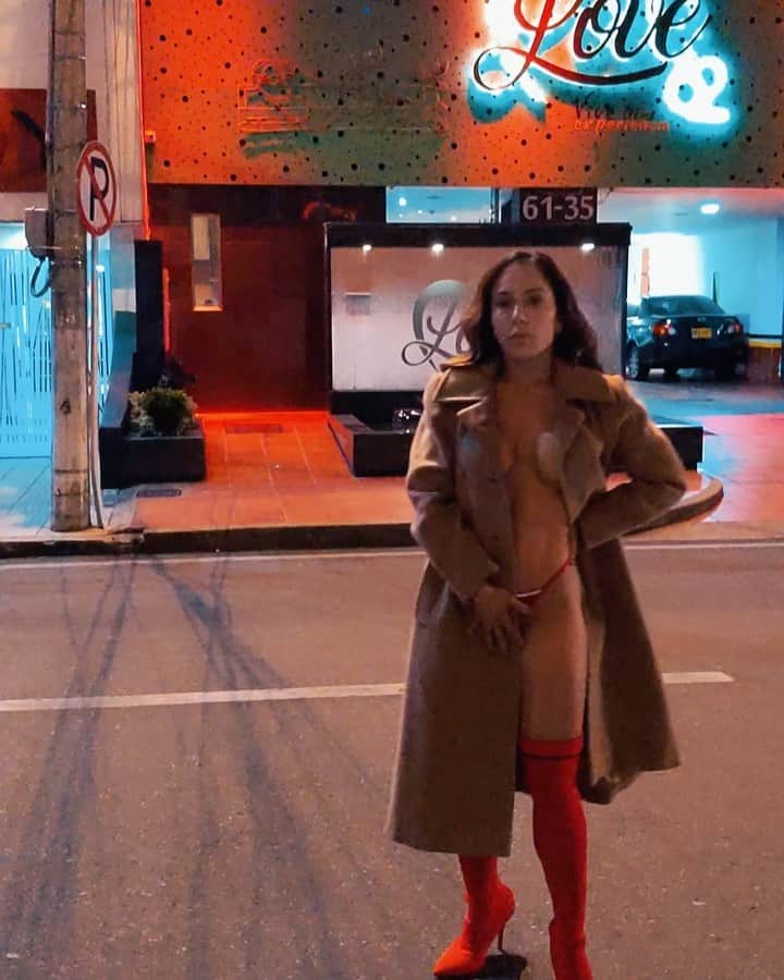 Mulher Melãoのインスタグラム：「Muita adrenalina na noite de Bogotá 🇨🇴❤️ veja tudinho no meu local secreto 🥰」
