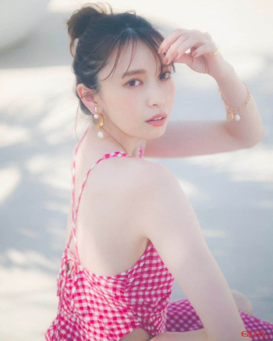 andGIRLさんのインスタグラム写真 - (andGIRLInstagram)「【本日発売💖】andGIRL - 夏号 -  発売日の今日は「テンション高めの夏ワンピ37」企画から 聡子ちゃんの天使のような日差しキラキラオフショットを大公開🤤❤️  夏号の大特集は・・・・  ＼着痩せテクからシーン別コーデまで／ ☑︎絶対可愛い夏のはじめかた  これさえ読めば夏は準備OK♡ アラサーガールが真似しやすい大人可愛いコーデを たっぷりご紹介！  そのほかにも、 ＼我らが聡子ちゃんのウェディング姿も‥･♡／ ☑︎もっと自由に！andGIRL Wedding  ＼久慈ちゃんがandGIRLに登場♡／ 夏のお悩みはこれで全部解決 ☑︎〝女子アナっぽい〟が夏を制する！  などなど、 夏の〝大人可愛い〟を 思いっきり詰め込みました！ 書店でもネットでも、 ぜひ手にしていただけると嬉しいです🙆‍♀️💕 まだの方はハイライトから購入できるので、 ぜひチェックしてください〜✨  #andGIRL #アンドガール #andGIRL復刊 #andgirl夏号  📷 @endoyuki」6月7日 10時00分 - andgirl_jp