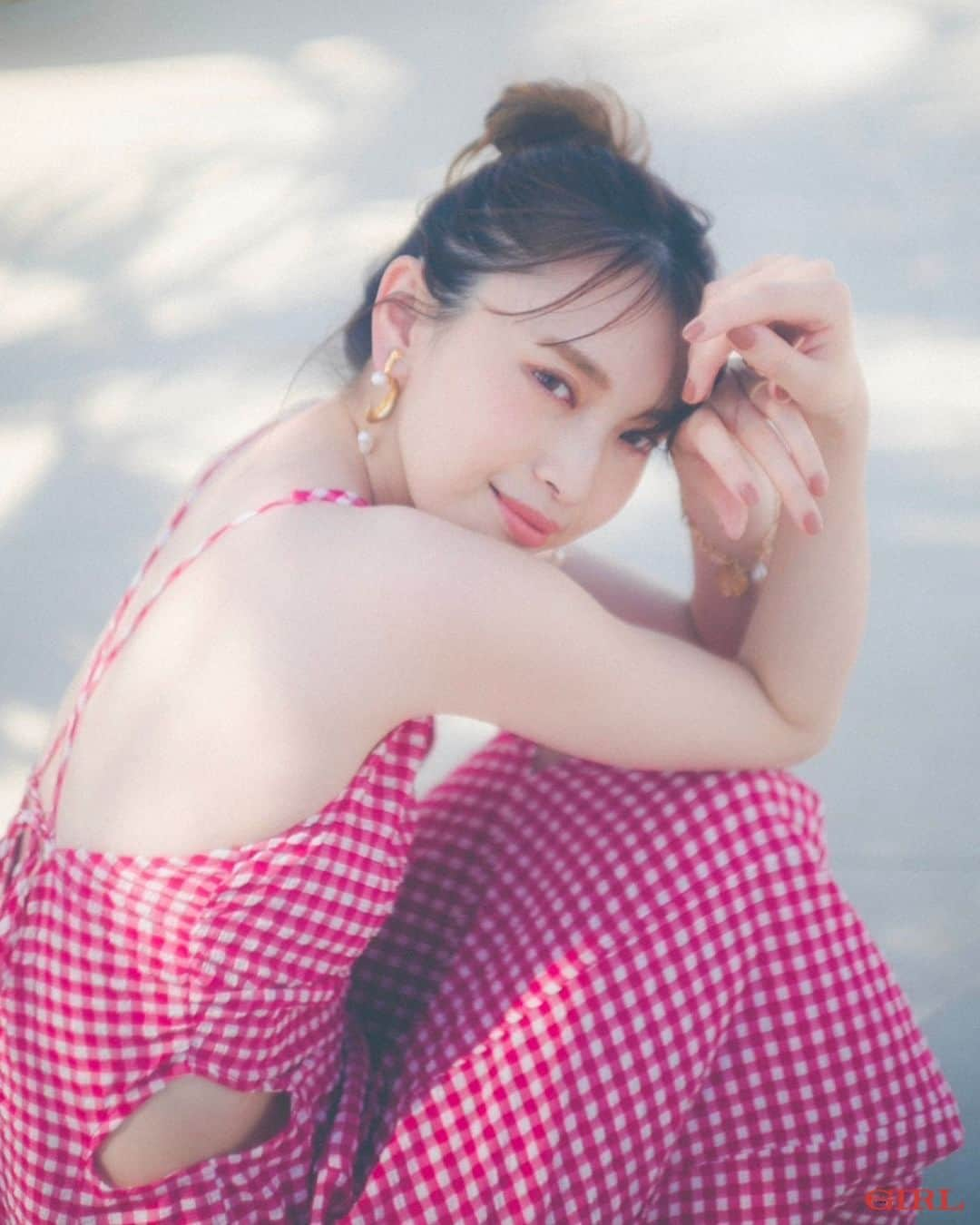 andGIRLさんのインスタグラム写真 - (andGIRLInstagram)「【本日発売💖】andGIRL - 夏号 -  発売日の今日は「テンション高めの夏ワンピ37」企画から 聡子ちゃんの天使のような日差しキラキラオフショットを大公開🤤❤️  夏号の大特集は・・・・  ＼着痩せテクからシーン別コーデまで／ ☑︎絶対可愛い夏のはじめかた  これさえ読めば夏は準備OK♡ アラサーガールが真似しやすい大人可愛いコーデを たっぷりご紹介！  そのほかにも、 ＼我らが聡子ちゃんのウェディング姿も‥･♡／ ☑︎もっと自由に！andGIRL Wedding  ＼久慈ちゃんがandGIRLに登場♡／ 夏のお悩みはこれで全部解決 ☑︎〝女子アナっぽい〟が夏を制する！  などなど、 夏の〝大人可愛い〟を 思いっきり詰め込みました！ 書店でもネットでも、 ぜひ手にしていただけると嬉しいです🙆‍♀️💕 まだの方はハイライトから購入できるので、 ぜひチェックしてください〜✨  #andGIRL #アンドガール #andGIRL復刊 #andgirl夏号  📷 @endoyuki」6月7日 10時00分 - andgirl_jp