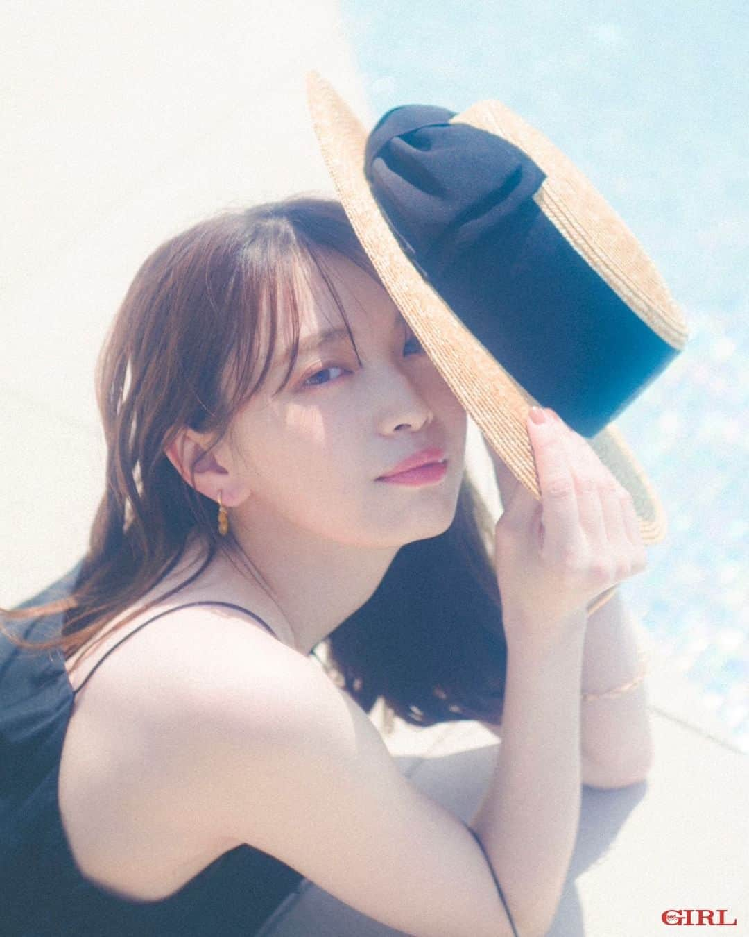 andGIRLさんのインスタグラム写真 - (andGIRLInstagram)「【本日発売💖】andGIRL - 夏号 -  発売日の今日は「テンション高めの夏ワンピ37」企画から 聡子ちゃんの天使のような日差しキラキラオフショットを大公開🤤❤️  夏号の大特集は・・・・  ＼着痩せテクからシーン別コーデまで／ ☑︎絶対可愛い夏のはじめかた  これさえ読めば夏は準備OK♡ アラサーガールが真似しやすい大人可愛いコーデを たっぷりご紹介！  そのほかにも、 ＼我らが聡子ちゃんのウェディング姿も‥･♡／ ☑︎もっと自由に！andGIRL Wedding  ＼久慈ちゃんがandGIRLに登場♡／ 夏のお悩みはこれで全部解決 ☑︎〝女子アナっぽい〟が夏を制する！  などなど、 夏の〝大人可愛い〟を 思いっきり詰め込みました！ 書店でもネットでも、 ぜひ手にしていただけると嬉しいです🙆‍♀️💕 まだの方はハイライトから購入できるので、 ぜひチェックしてください〜✨  #andGIRL #アンドガール #andGIRL復刊 #andgirl夏号  📷 @endoyuki」6月7日 10時00分 - andgirl_jp