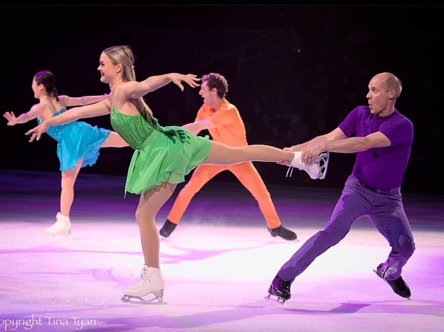 ジェイソン・ブラウンさんのインスタグラム写真 - (ジェイソン・ブラウンInstagram)「🧡💚💙💜 @starsonice   Pure happiness!! あのシーンはその時の幸福感を思い出させてくれます。🥰 Thanks @tinatyanphotography & @sunny_megan_ for capturing one of my favorite moments from the show!!! 🙏  #soi2023 #starsonice #tour #tourlife #show #iceshow #figurskating #iceskating #love #smile #happy」6月7日 10時10分 - jasonbskates