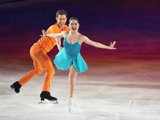 ジェイソン・ブラウンのインスタグラム：「🧡💚💙💜 @starsonice   Pure happiness!! あのシーンはその時の幸福感を思い出させてくれます。🥰 Thanks @tinatyanphotography & @sunny_megan_ for capturing one of my favorite moments from the show!!! 🙏  #soi2023 #starsonice #tour #tourlife #show #iceshow #figurskating #iceskating #love #smile #happy」