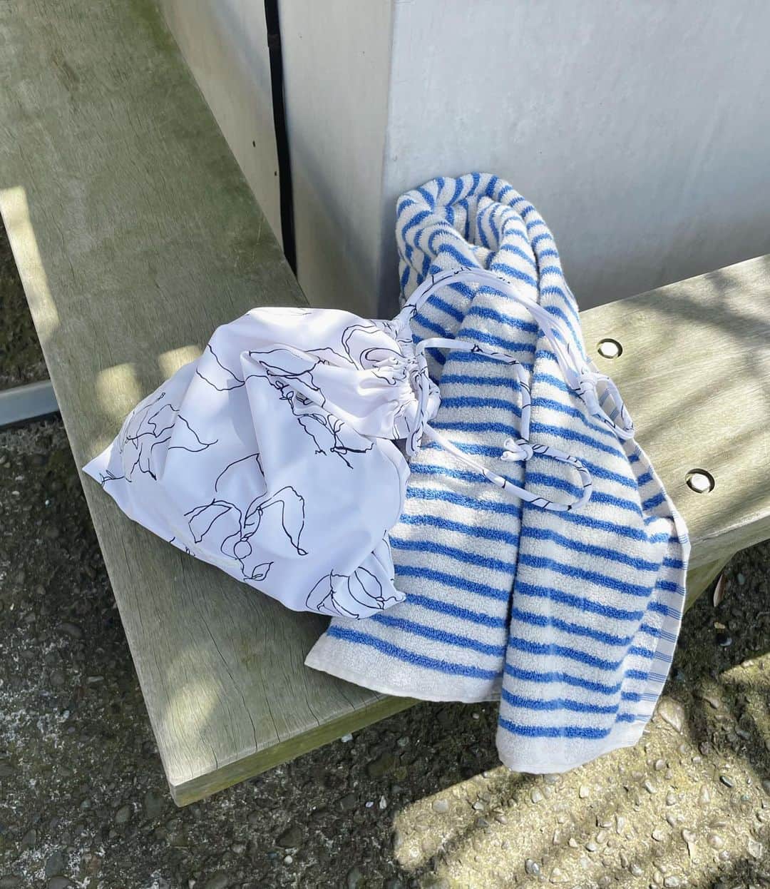 mina hinokuchiさんのインスタグラム写真 - (mina hinokuchiInstagram)「. 海やプールに行く時って 何かと日焼け止めとかサングラスとかタオルとか、、 細々と持っていくものが増える！  水着と同じ素材だから洗濯機で洗えるし ポンポン入れてもたくさん入るから 水着に付いてるこの巾着が 何気にめっちゃ使えてお気に入り。  柄も可愛いから持って歩くのにも◎  . #Chico #チコ #salonbyChico #TEKLA」6月7日 10時12分 - miiinah