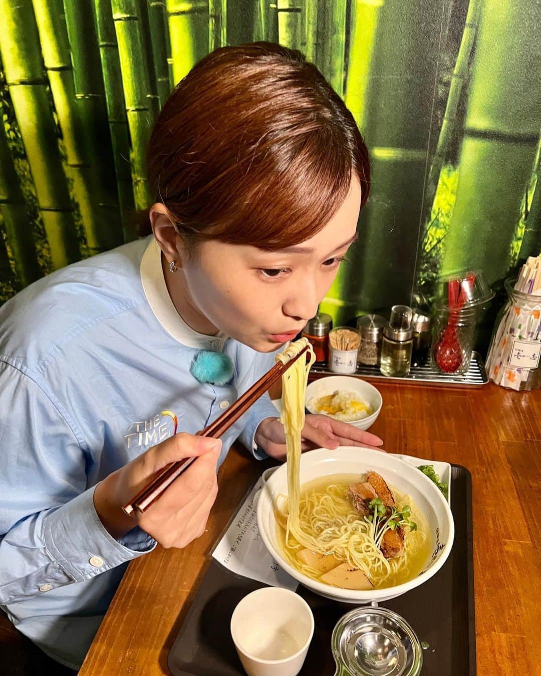篠原梨菜さんのインスタグラム写真 - (篠原梨菜Instagram)「#早朝グルメ 川崎市武蔵新城駅近く 付麺屋壱志へ！ 朝6時まで営業。つけ麺に加え、朝に合うラーメンを開発！ 貝出汁らーめん朝陽 追いTKG付き😋 はまぐり・あさりの出汁がきいた塩スープに細麺！青森産卵の卵かけご飯にスープと醤油タレ...至福の朝ラーTIME😋 #水曜朝5時のラーメンtime #thetime_tbs #武蔵新城グルメ  #ラーメン #貝出汁らーめん朝陽 #付麺屋壱志 #卵かけご飯 #tbs」6月7日 10時14分 - shinorinatbs