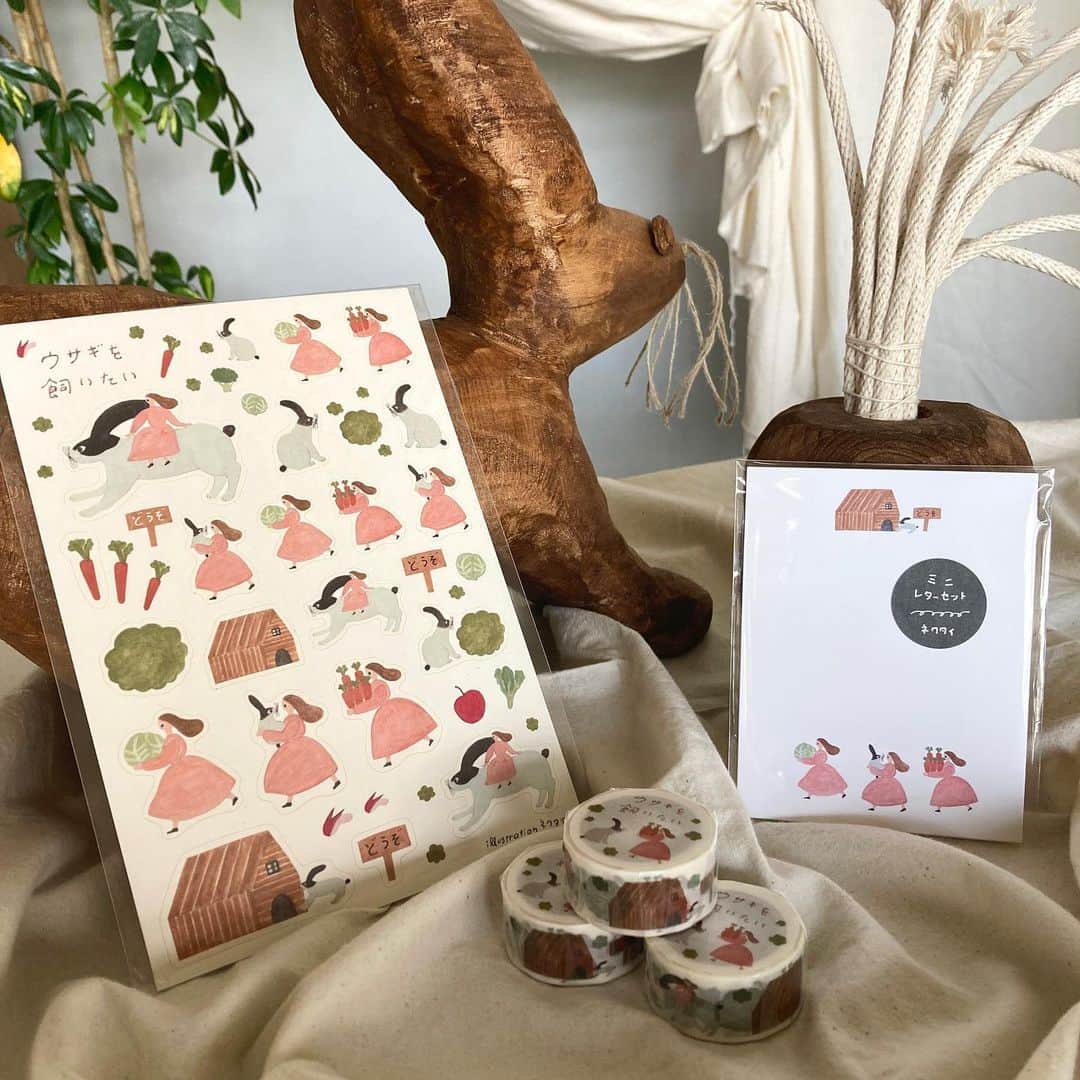 手紙社のインスタグラム：「【5/10-6/11 ネクタイ個展「FARM」  at 手紙舎 前橋店】 イラストレーターユニット・ネクタイさんの展示「FARM」の開催期間終了まで、残り4日となりました。ネクタイさんの原画をご覧いただける貴重なこの機会をお見逃し無く。  今年の干支にちなんでネクタイさんが制作された「ウサギを飼いたい」シリーズは、ミニレターセットとシールシート、マスキングテープの3種類。女の子がウサギのためにお野菜をせっせと運ぶ様子からは、女の子のウサギに対する大きな愛が感じられ、微笑ましく思えます。ネクタイさんのウサギアイテムで「ウサギを飼いたい」という密かな願いを満たしてみてはいかがでしょうか。  ▶︎詳しくは @tegamisha_maebashi プロフィールのハイライト「展示」より「ネクタイ『FARM』」へ  ◎ネクタイ「FARM」 at 手紙舎 前橋店 期間：2023年5月10日(水)〜6月11日(日)  会場：イラストとビールとサンドイッチ 手紙舎 前橋店 住所：群馬県前橋市千代田町2丁目10-2 comm 1F・B1F  営業時間： 1F）ビアスタンド 11:00～20:00（19:30LO） B1F）雑貨店11:00～18:30  定休日：月・火 ＊祝日は営業（翌日振替休）  電話：027-212-8183 18:39  ※期間中多くの皆さんに楽しんでいただけるよう、同一商品大量購入の方にはお声がけする場合がございますこと何卒ご了承ください。  #手紙社 #手紙舎 #手紙舎前橋店 #tegamisha #前橋 #まちなか #ビール #サンドイッチ #イラスト #雑貨 #前橋中央通り商店街 #原画 #ネクタイ #うさぎ」