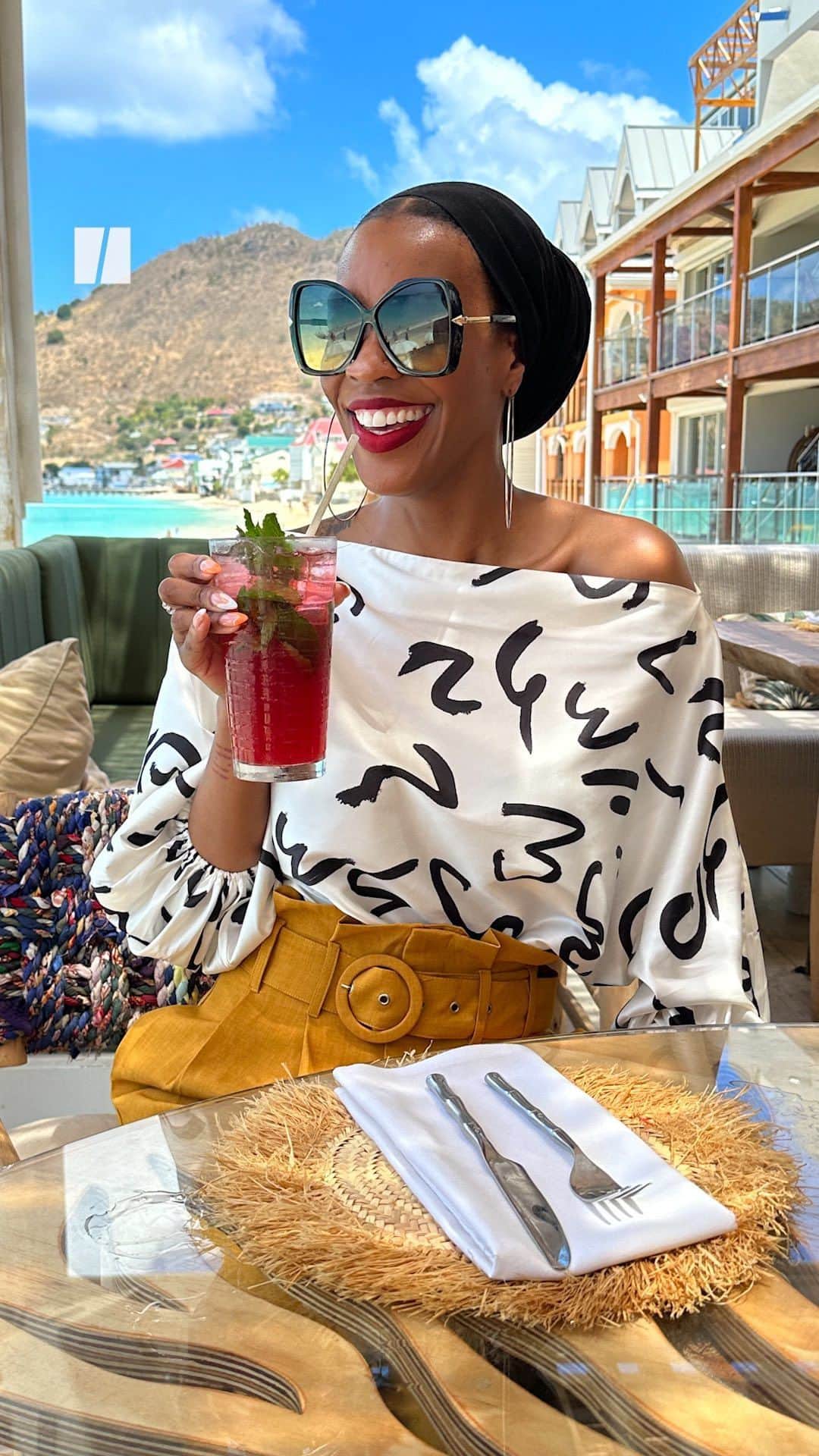 Huffington Postのインスタグラム：「Imani B is a five-time expat who has been living abroad since 2015. She shares her tips on traveling the world as a Black Muslim woman without fear.  1. Don’t let others’ misconceptions about your identities deter you from going anywhere you want to go. 2. Learn a bit of the language. This shows respect for the local culture and can help you feel more at ease. 3. Be inspired by those who came before you. There are many black Muslim women who have traveled the world before you. Let their stories give you courage. 4. Remember that you need to show the world who you are. It’s important for people to see more black Muslim women like you.  Watch as Imani explains what gives her strength and security as she travels around the world.」