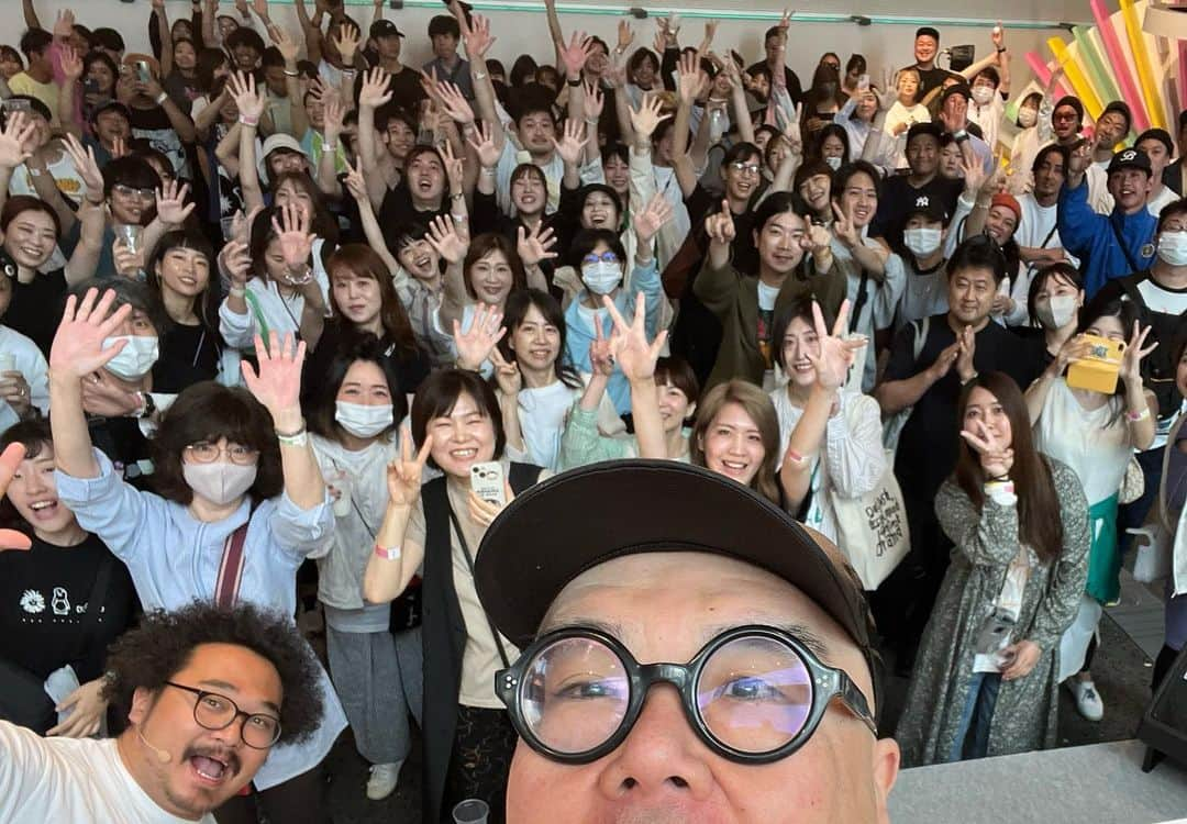 田中知之さんのインスタグラム写真 - (田中知之Instagram)「朝の6時半から300人の人が集まった『早朝フェス』in 大阪。コロナ禍じゃ無くてもこれはこれでありだな。誘ってくれたアフロマンス君と素敵な共演者の皆さま、何よりノンアルコールで朝から盛り上がっていただいた奇特な皆さまに感謝。そして、相変わらず自撮りが下手な私。」6月7日 10時20分 - tomoyukitanaka