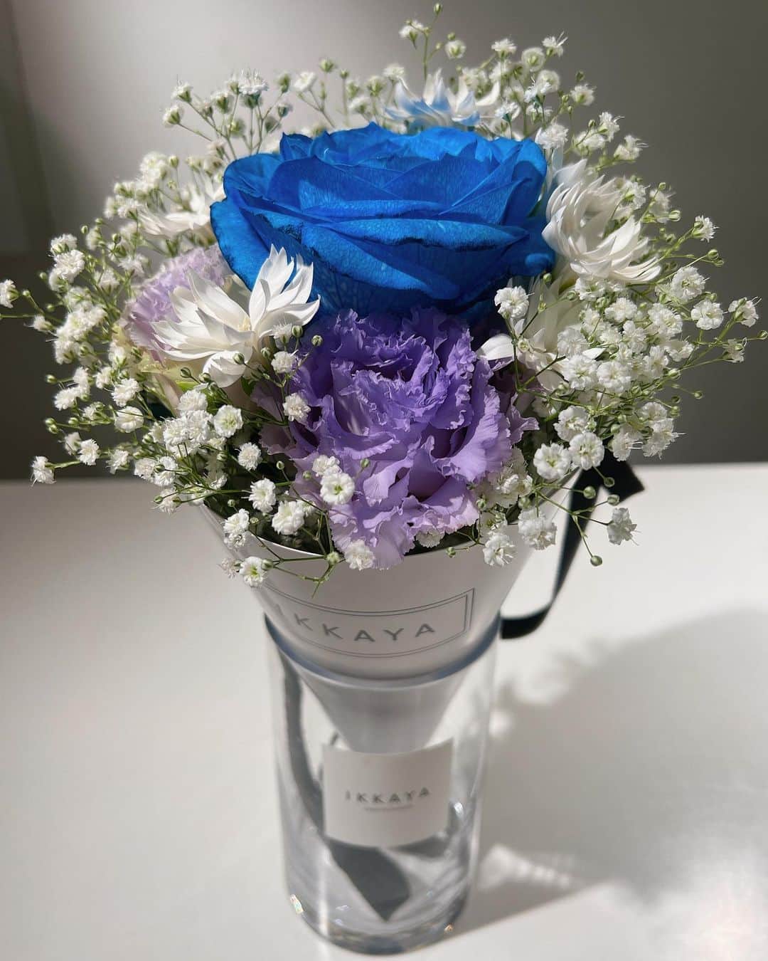 竹内里奈のインスタグラム：「🩵🫧 お気に入りのお花やさんで たくさん選んで 恩師と番組の後輩とのお食事会に♡ ・ ・ ・ ・ #ikkaya #花束 #ブルーローズ」
