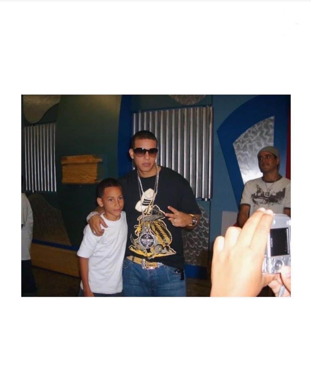 ダディー・ヤンキーのインスタグラム：「Esta historia me motivó mucho. Conocí por primera vez a @omarcourtz en un concurso de Mini Daddy Yankee en el programa “NO TE DUERMAS” en Puerto Rico. 15 años después grabamos juntos el tema “BEACHY”. Una prueba más, que los sueños y las metas se cumplen. Ahora, a vacilar el verano en la BEACHY, en nombre de todos esos soñadores en el mundo!   Young DY con Baby OC  BEACHY 🥥 BEACHY 🏖️ BEACHY ☀️」