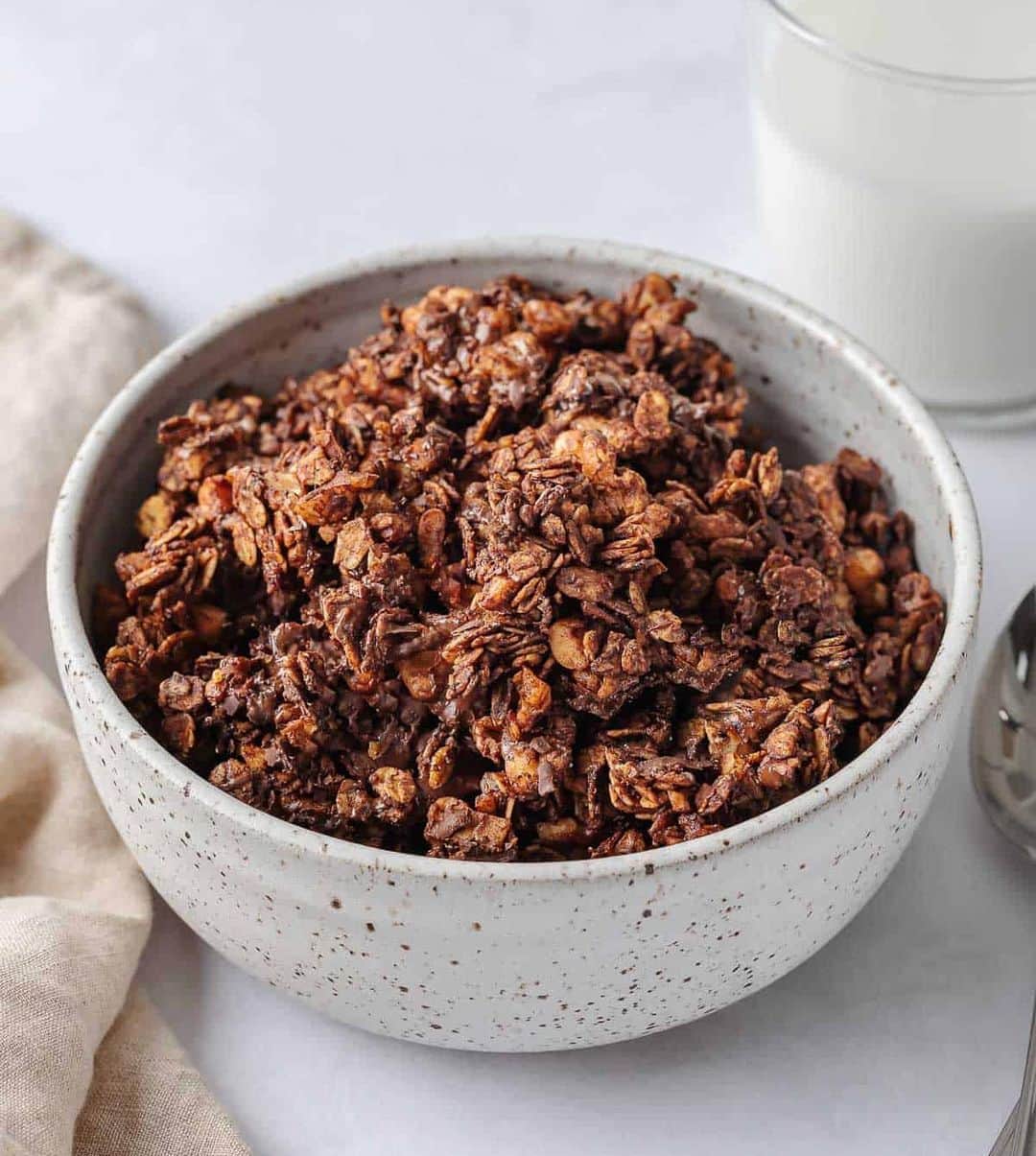 Easy Recipesのインスタグラム：「This healthy, simple granola recipe is easy to make and customize. Serve with milk, sprinkle it over yogurt or a smoothie or eat it by the handful. Chocolate granola keeps for months, so make a big batch to enjoy again and again.  Full recipe link in my bio @cookinwithmima  https://www.cookinwithmima.com/homemade-chocolate-granola/」