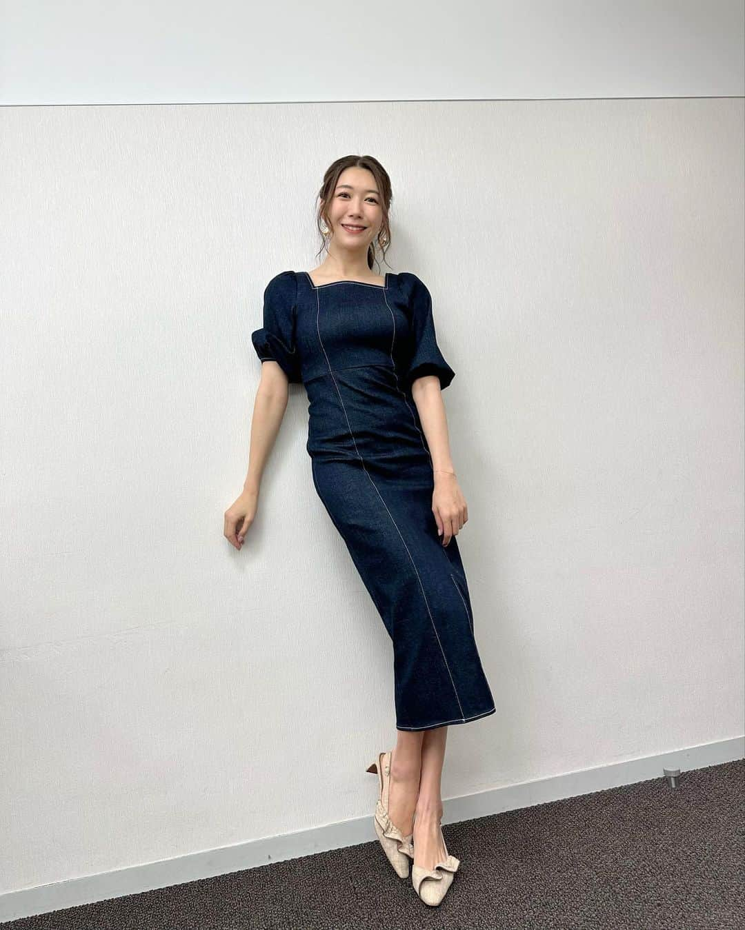 穂川果音さんのインスタグラム写真 - (穂川果音Instagram)「火曜アベプラ衣装👗  今日は東北北部〜北海道を除いて晴れて気温上昇☀️ 各地で30度くらいまで気温が上がる予想です。 こまめな水分補給で熱中症対策してくださいね！ 👗蒸し暑さ対策に首回りの開いた服がオススメ　　  dress&shoes→ @randa_pic  #30度の日コーデ　#天気コーデ　#天気　#気象予報士　#weather #明日コレ着よコーデ　#ほかのん #ワンピース」6月7日 10時32分 - hokawakanonn