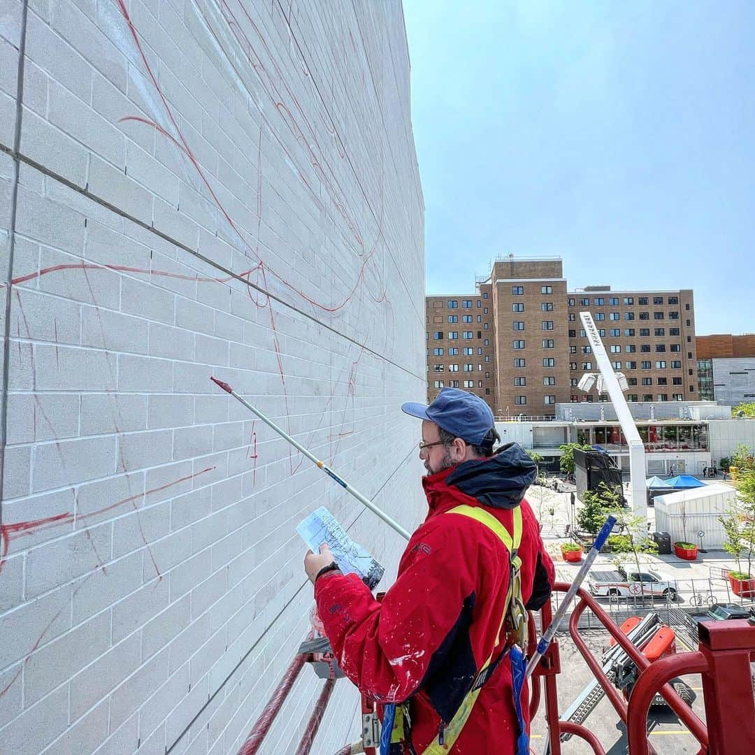 osgemeosさんのインスタグラム写真 - (osgemeosInstagram)「Mural terminado em #Montreal #Canada para o festival  @muralfestival 2023 ❤️💛 Finished Mural for the @muralfestival in Montreal Canada  Lovely time 💛✨✨🙏 thank to our team and everyone involved in this project ! #mural #osgemeos #art #canada #montreal」6月7日 10時42分 - osgemeos