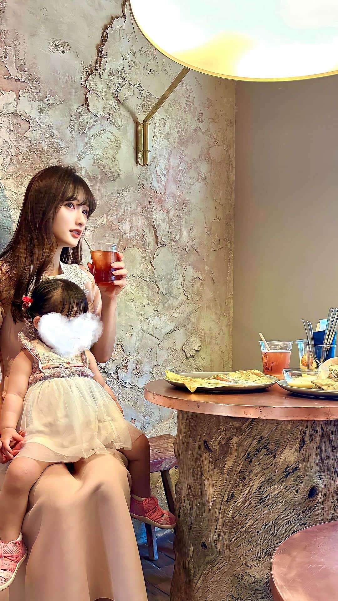 加藤瑠美のインスタグラム：「neel nakameguro🍐  5/25に中目黒にオープンしたばかりのカフェ☕️ シュガークレープが美味しすぎた…🥹🤍 平日ならランチタイムでも空いてたよん🎶  📍 @neel_nakameguro  東京都目黒区青葉台1-25-9 03-5708-5323  #neelnakameguro #nakameguro #中目黒カフェ #中目黒ランチ #年子ママ #東京ママ」