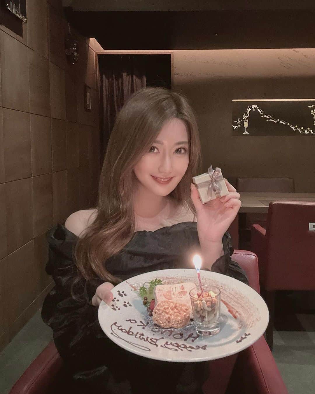 のインスタグラム：「. . . あやなからの誕生日プレゼント嬉しすぎた🥹💖 . おそろいのピアス大事にします🫶 . いつもありがとう。 . #mybirthday #birthday」