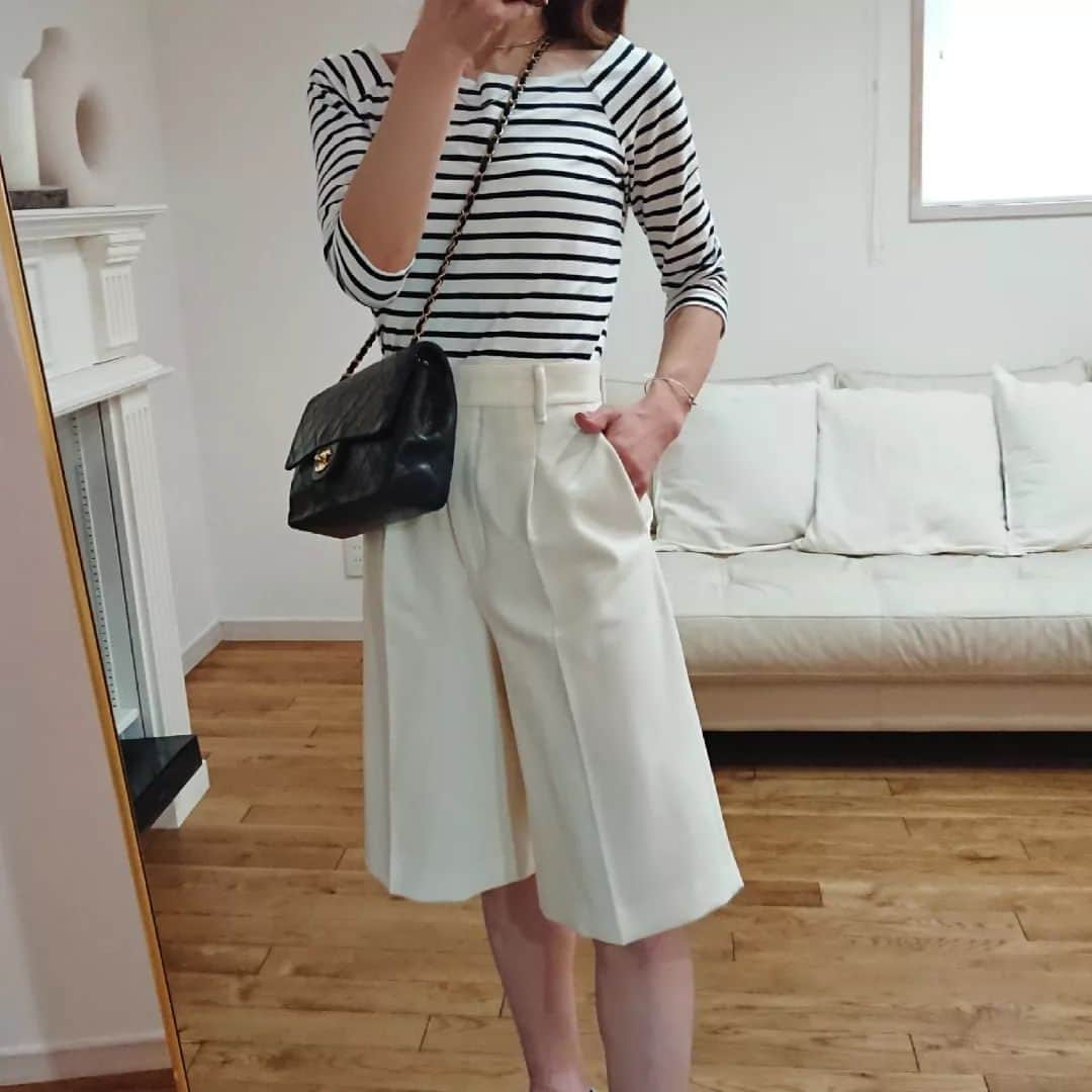 nori0620のインスタグラム：「ボーダーを着る時は、あまり ほっこりしないように キチンとアイテムなど、小物選びも意識します……♪ きれい目なハンドルバッグなど合わせてみたり ベルトを使用したり  最近、ボーダー×ホワイトボトムスが気になります♪ zaraのホワイトのバミューダパンツと  足元はメタリックカラーのバレエシューズを🥿  #トップス @deuxiemeclasse #パンツ @zara #バッグ @chanel #シューズ @uniqlo  #instafashion#fashion#code#outfit#oottd#ファッション#コーデ#ボーダー#モノトーン#デイリー#カジュアル#zara#バミューダパンツ#chanel#mamafashion#ママコーデ#ママファッション#シンプル」
