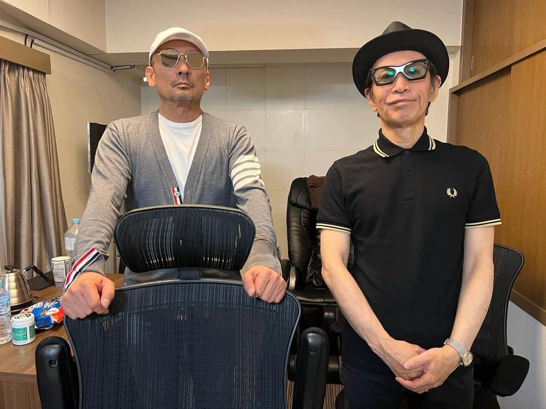クレイジーケンバンド【公式】のインスタグラム：「2人で深夜までコメント録りをしました。 大変お疲れ様でした。  そしてアンヌ隊員Tシャツを着てご満悦な横山氏。  byスタッフ  #クレイジーケンバンド #crazykenband #横山剣 #新宮虎児 #doublejoyrecordings」