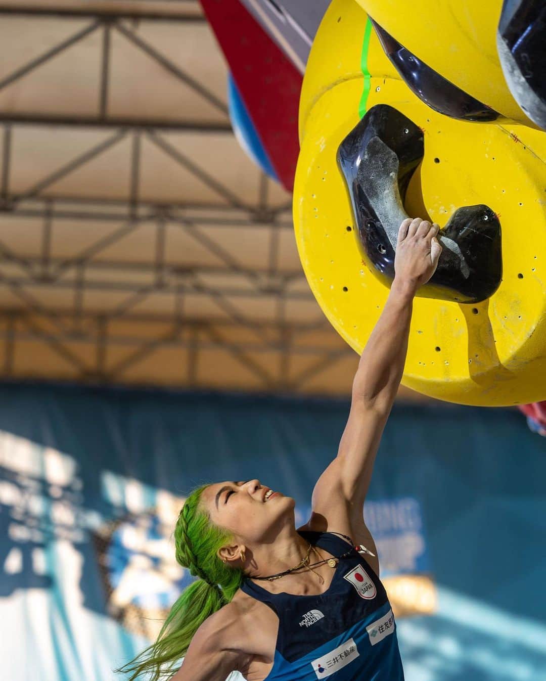 野中生萌のインスタグラム：「Felt very precious to be able to climb and fight hard with strong girls in the final round last weekend. I could see both the good and bad sides of my climb, and I never stop learning!💚😎📗 Pic by @janvirtphotography」