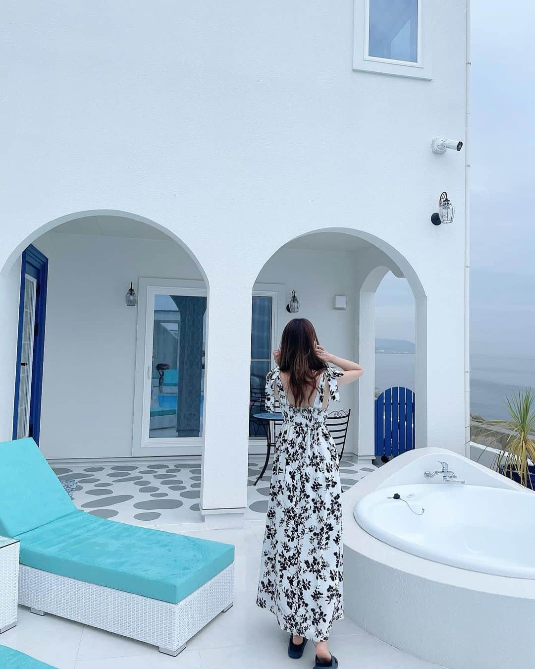 ayaさんのインスタグラム写真 - (ayaInstagram)「＼fashion👗／ ⁡ 先日の @the_villa_santorini_awaji  で着ていた花柄ワンピース◡̈♥︎ ⁡ @shein_japan @shein_official  だよ🫶🏻 商品🆔 2806075 ⁡ ふんわりシルエットで可愛いし海とかリゾートで 着たい1着です🏝️💙 ⁡ 今クーポンコード：aya1520を入力すると ※6000円以下は15%オフ、 6000円以上のご購入で20％オフに🉐 ※有効期限：2023/06/30まで ⁡ チェックしてみてね🔍 ⁡ ここのヴィラめーっちゃ素敵だったので また別投稿でご紹介するね🥹🏝️🤍 ⁡ #SHEINコーデ #SHEIN #SHEIN購入品 #今日のコーデ #OOTD#リゾートワンピ #ドレス#ワンピース#高身長女子 #𝟣𝟨𝟪𝖼𝗆コーデ #30代コーデ #30代ファッション」6月7日 8時00分 - aya.v_v.ka